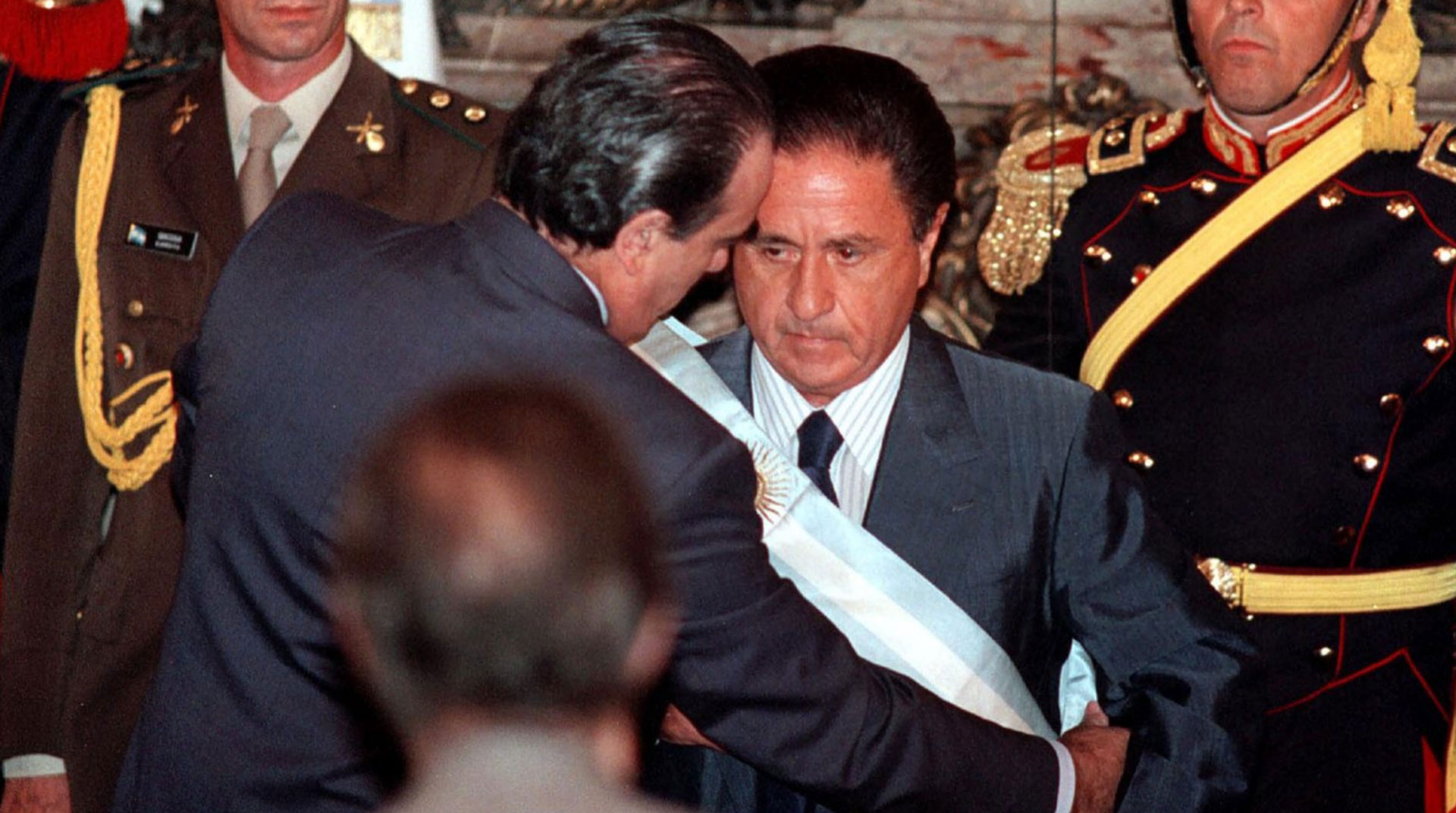Duhalde, que entre 2002 y 2003 fue presidente interino de Argentina, eligió a Favaloro para la portada de su nuevo libro: “Porque, en su plena convicción de no tranzar con una ‘sociedad corrupta', decidió entregar su vida”.