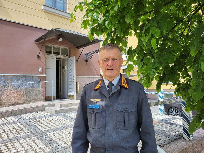 El comandante de las Fuerzas de Defensa de Finlandia, el general Timo Kivinen, de 62 años, posa para una fotografía en la sede del Comando de Defensa en Helsinki, Finlandia, el 16 de junio de 2022. Foto tomada el 16 de junio de 2022. REUTERS/Anne Kauranen