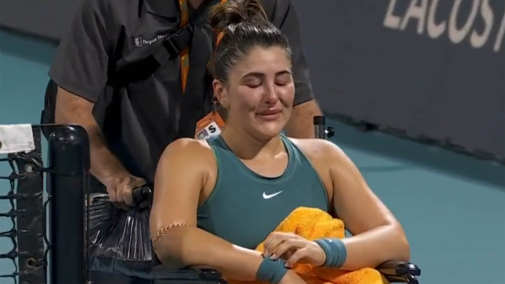 “¡Nunca sentí este dolor!”: Bianca Andreescu sufrió una dura lesión y se retiró en silla de ruedas tras sus gritos desconsolados