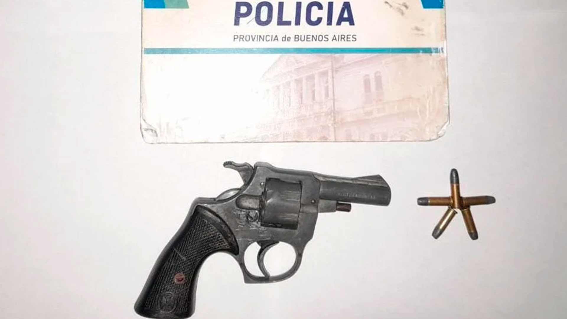 El revólver y las balas encontrados en las pertenencias del alumno