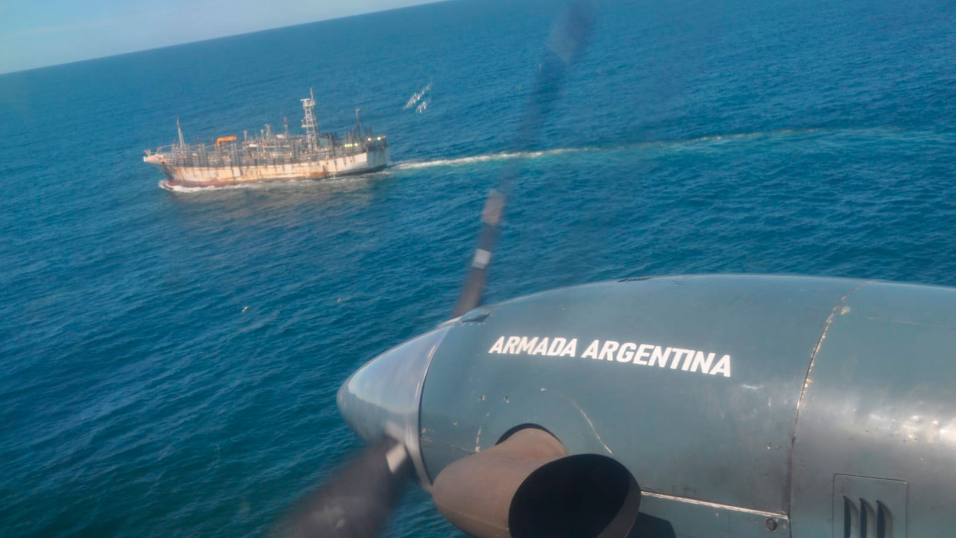 Momento en el que en las últimas horas el B200 de la Armada Argentina identifica a uno de los más de 100 buques orientales que cruza por estas horas el Estrecho de Magallanes