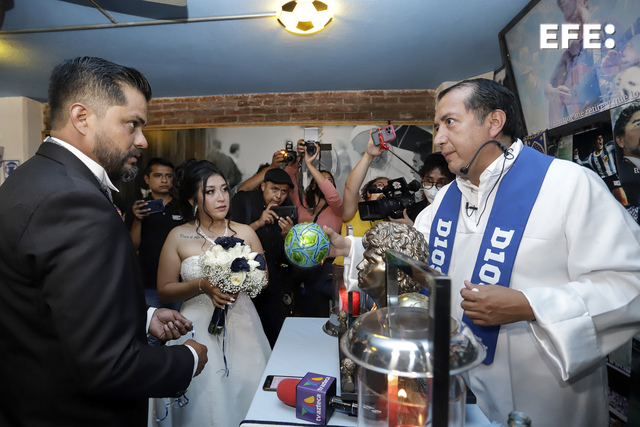 The Maradonian church celebrated its first official marriage in Puebla (Photo: EFE/Hilda Ríos)