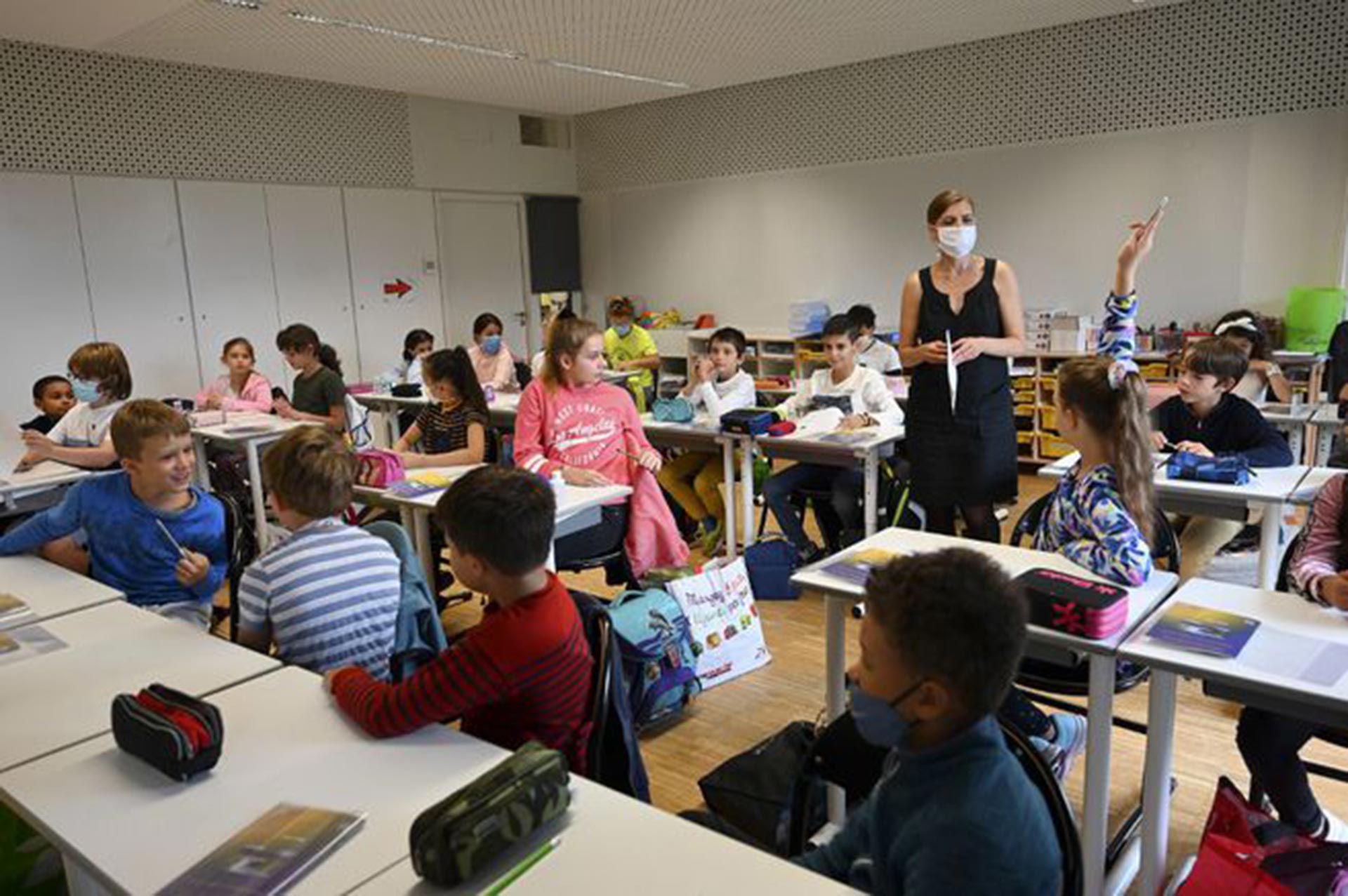 Las escuelas en Francia permanecen abiertas, pese al rebrote de COVID-19