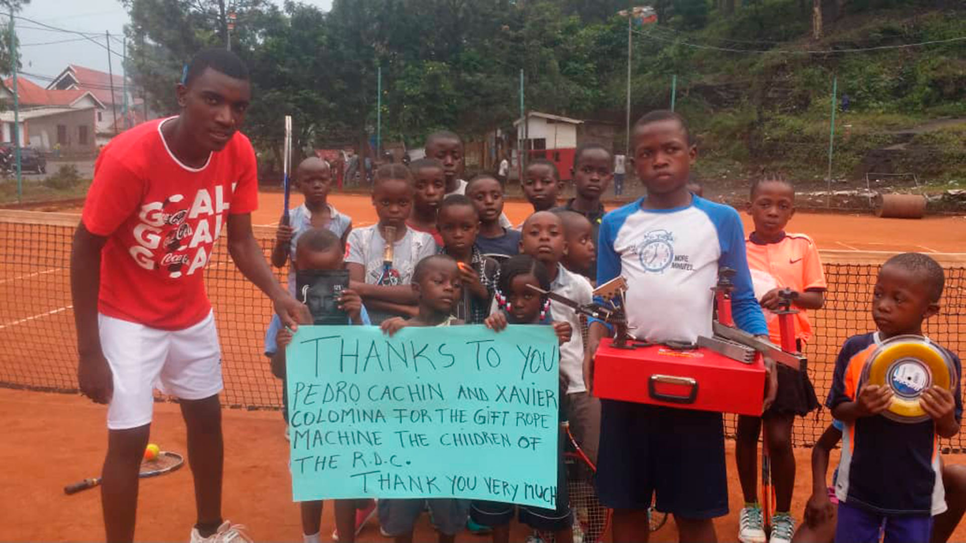 "Gracias Pedro Cachín y Xavier Colomina por el regalo de la máquina encordadora. Los niños de la República Democrática del Congo". El agradecimiento de Victorie y sus amigos a Pedro por su gesto (@pecachin1)