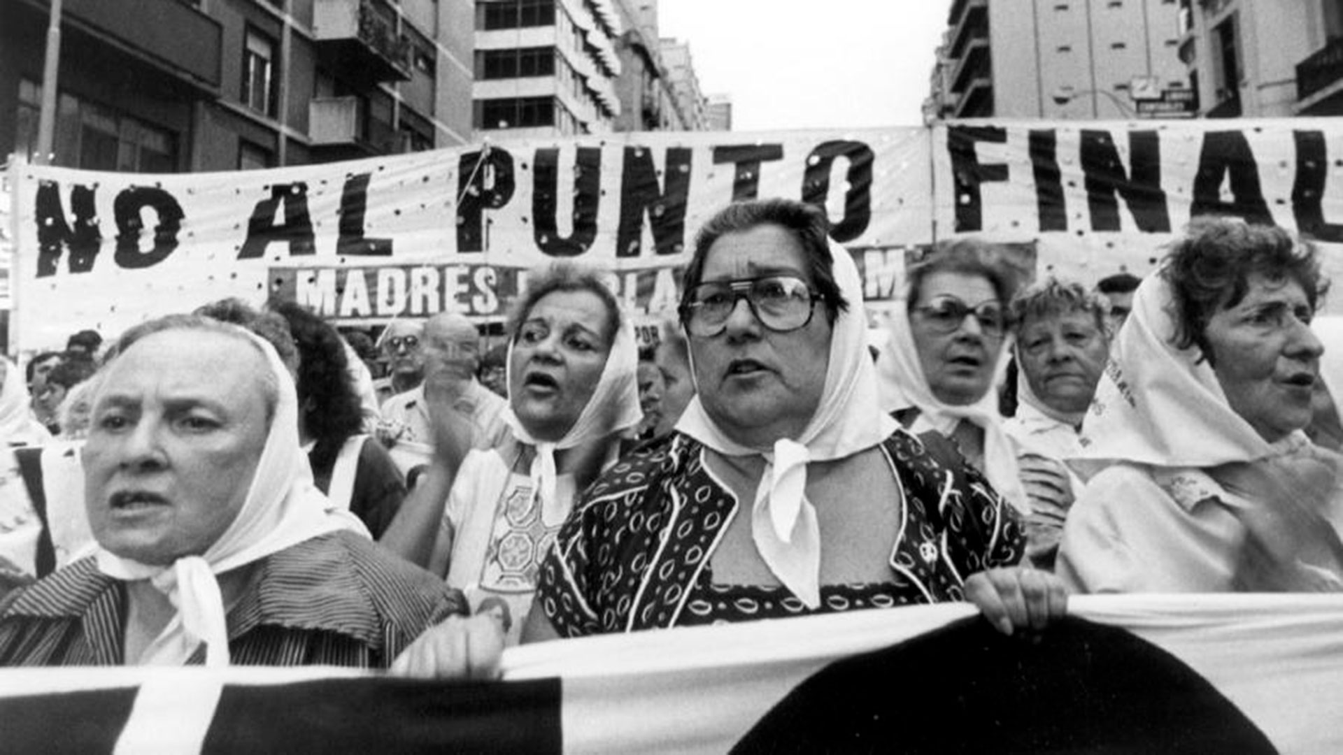 Hebe de Bonafini en una marcha contra la Ley de Obediencia Debida del gobierno de Raúl Alfonsín (Télam)