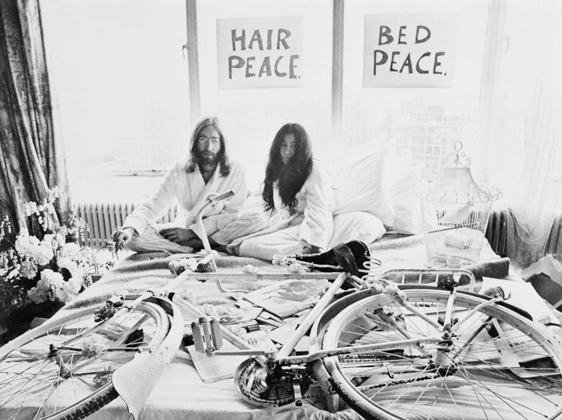 John Lennon y Yoko Ono, en la suite presidencial del Amsterdam Hilton Hotel. El Beatle declaró que "concebirían un bebé en Amsterdam", mientras señalaban que permanecerían en la cama durante siete días (Getty Images)