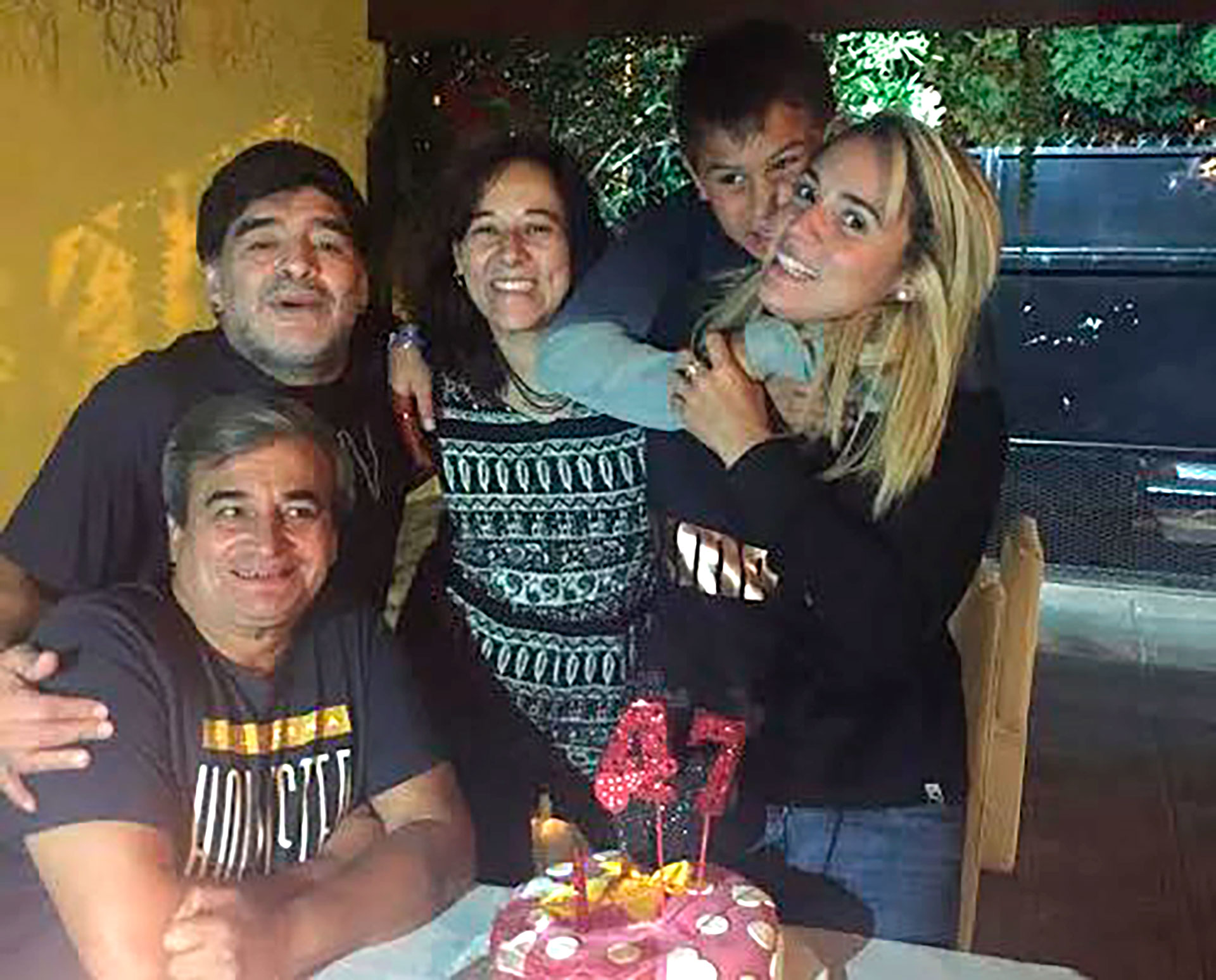 El cumpleaños número 47 de Mónica Islas, con Rocío, Diego Maradona., el marido de la anfitriona, José Valiente y Luciano, el hijo de ambos