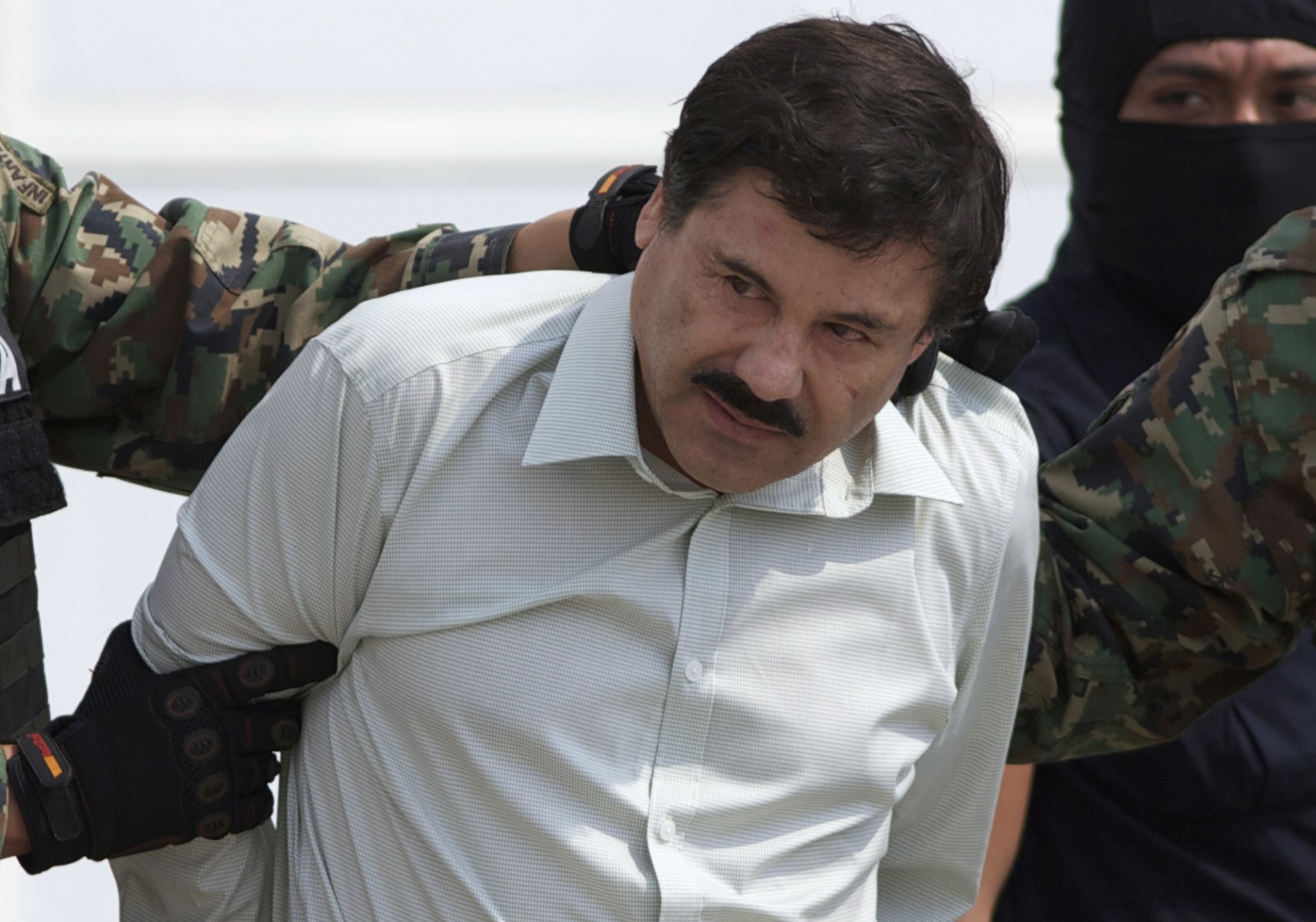 Joaquin "El Chapo" Guzman, es escoltado tras su captura en Mazatlán, Sinaloa (Foto: AP/Eduardo Verdugo)