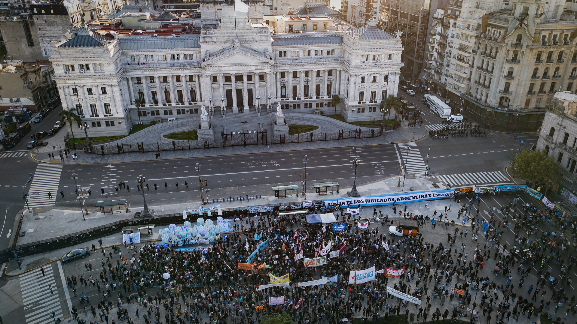 Tensi&oacute;n en la marcha contra modificaci&oacute;n a la Ley de Glaciares: un manifestante fue detenido 
