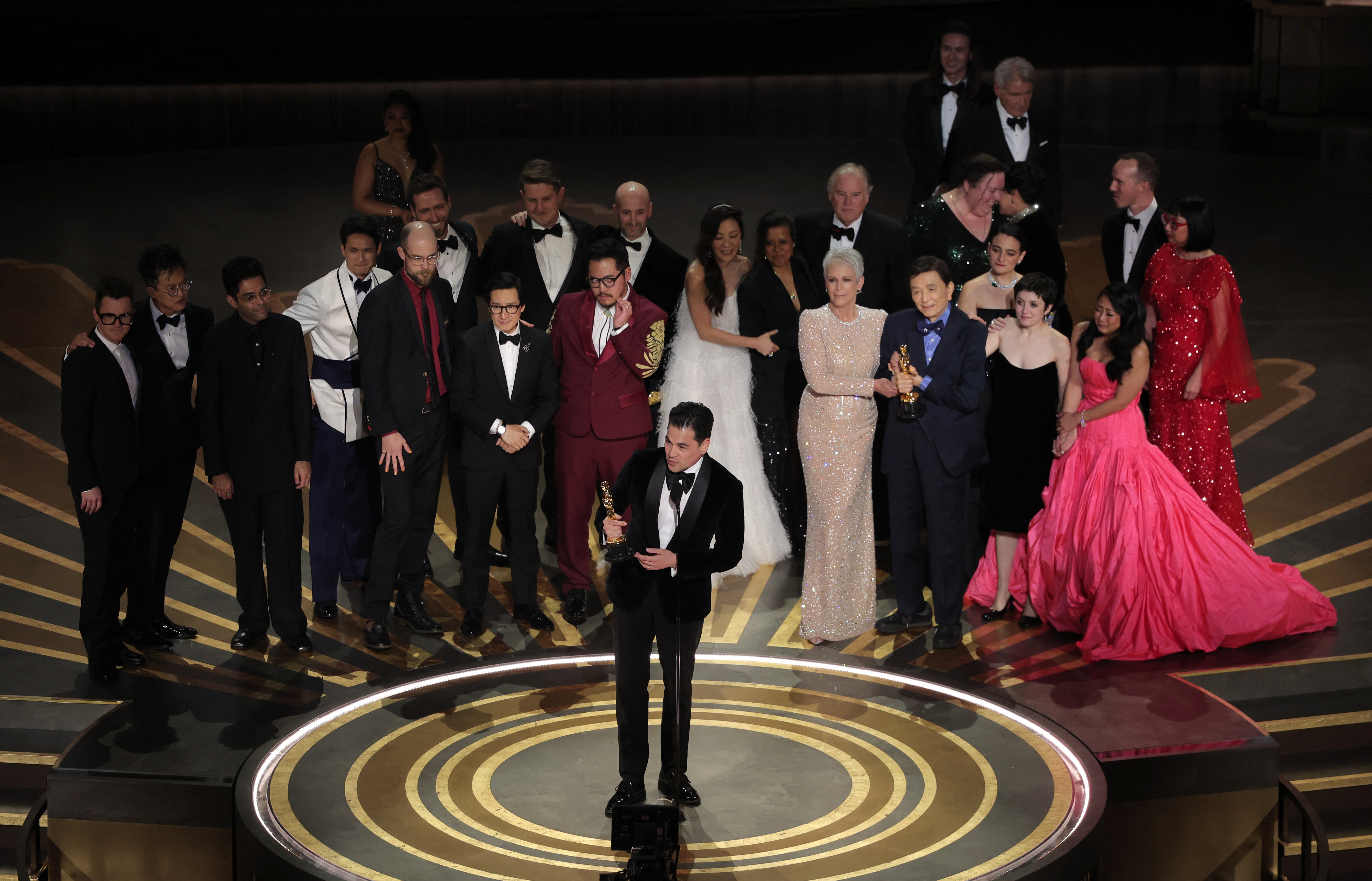 Daniel Kwan, Daniel Scheinert y Jonathan Wang ganaron el Oscar a Mejor Película con Everything Everywhere All at Once, su título original (REUTERS/Carlos Barria)
