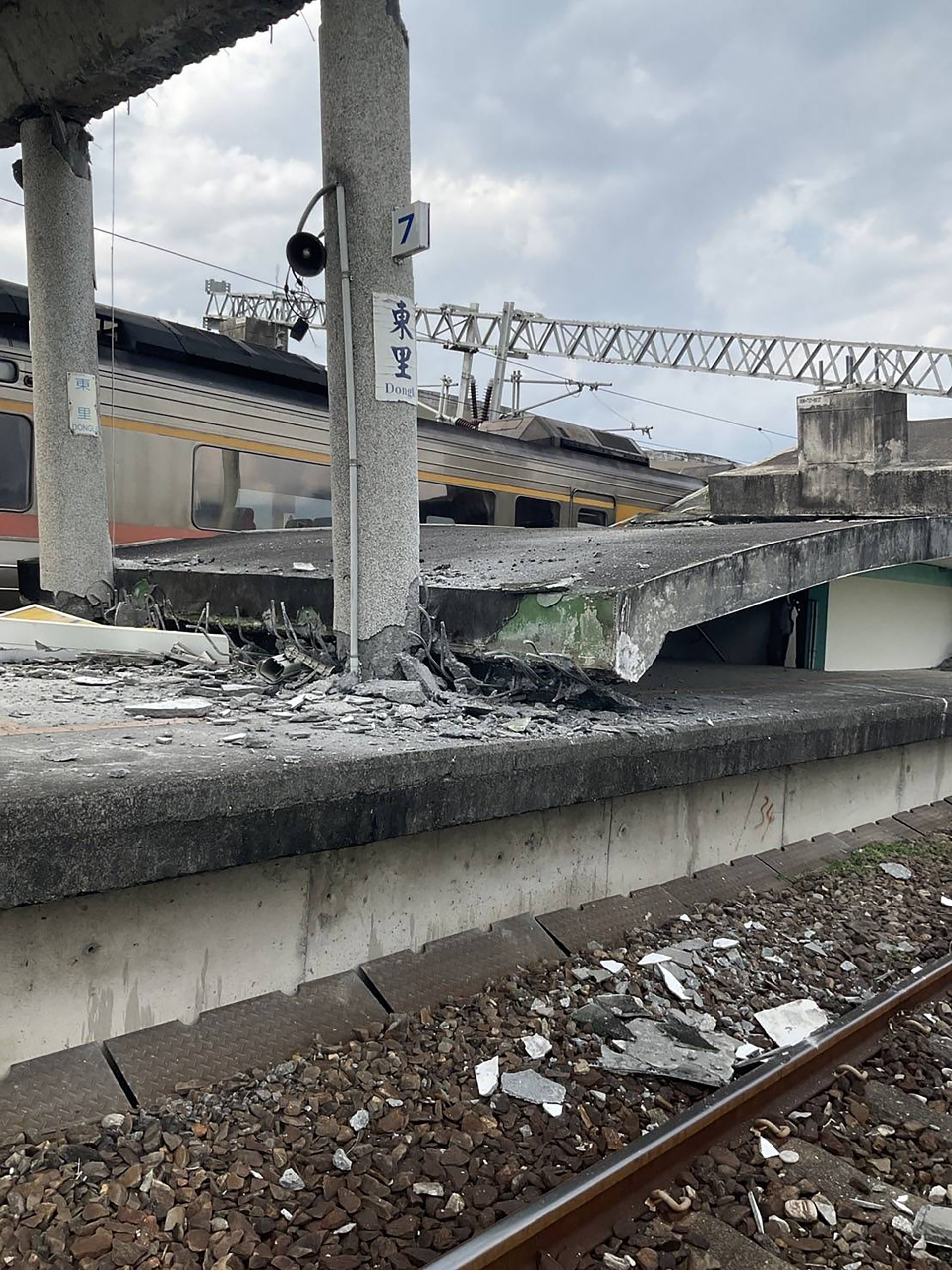 Esta foto del folleto tomada y publicada el 18 de septiembre de 2022 por la Administración de Ferrocarriles de Taiwán muestra una plataforma de tren dañada después de un terremoto de magnitud 6,9, en la estación Dongli en Hualien. (Foto de Handout / Administración de Ferrocarriles de Taiwán / AFP) 