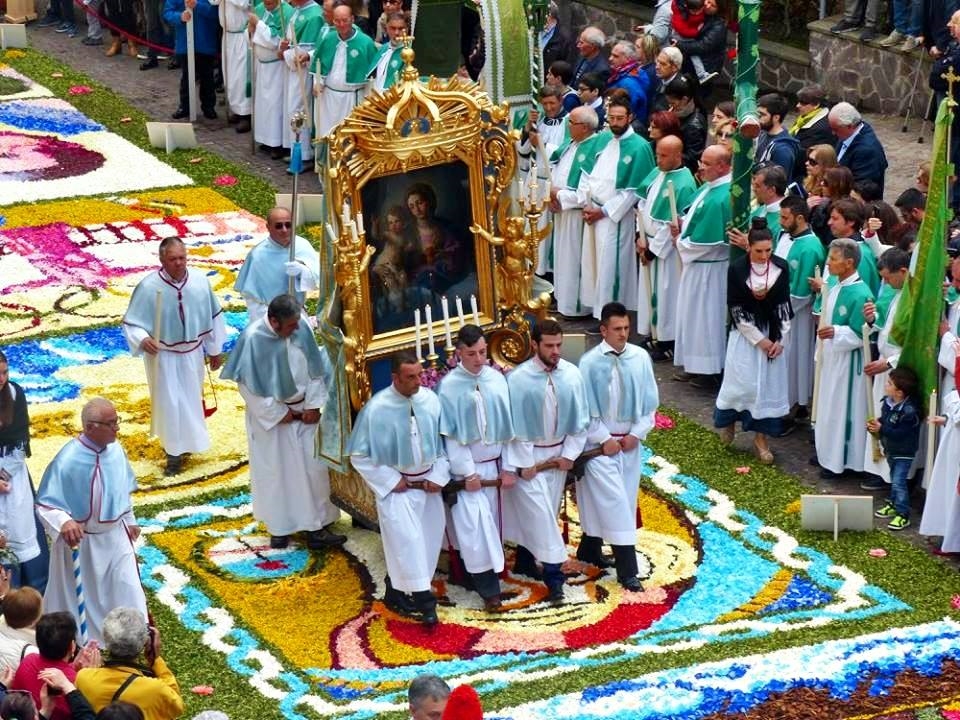 Una procesión de una visita a Gerano, Italia, donde fue invitado a participar con sus trabajos. Hizo un cuadro floral con el motivo del año de la misericordia. 
