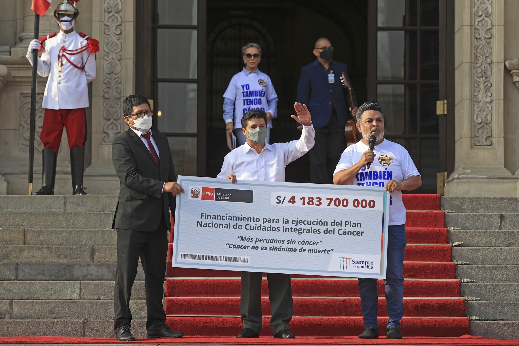 Pedro Castillo, cuando prometió el dinero para los niños con cáncer. Al final, era un cheque en blanco. (El Peruano)