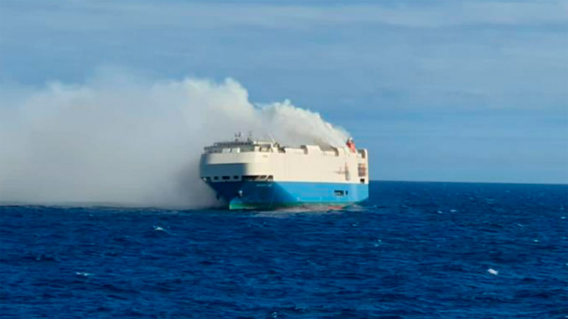 Se incendió un barco repleto de autos de lujo y quedó a la deriva en medio del océano Atlántico
