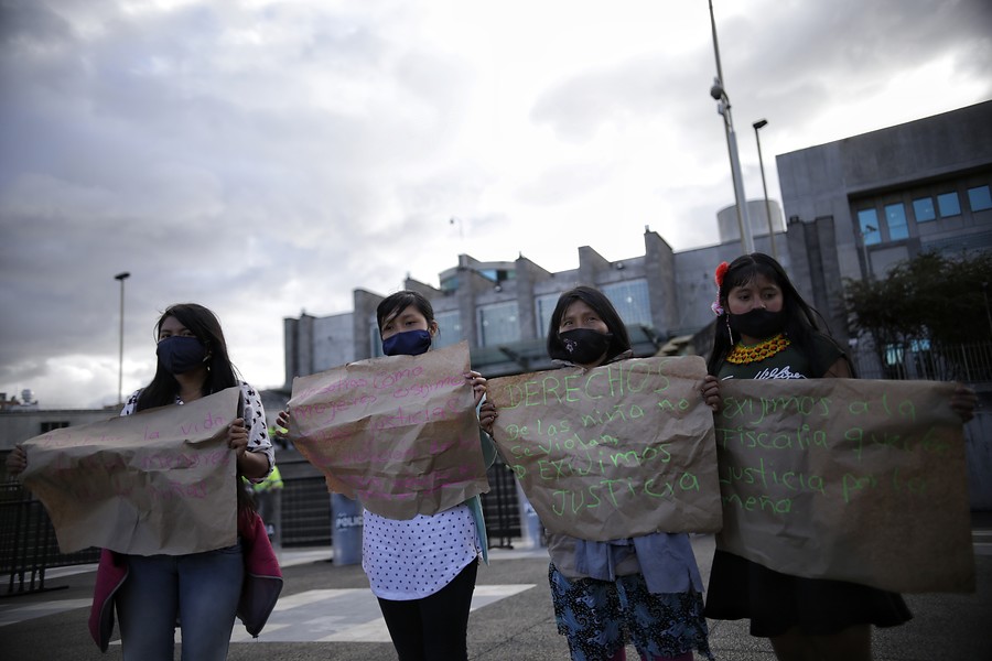 Indígenas Embera protestaron en la Fiscalía General de la Nación en Bogotá, pidiendo justicia por la violación de una niña de esta comunidad en manos de 7 militares del Ejército Nacional en 2020. (Colprensa-Sergio Acero)