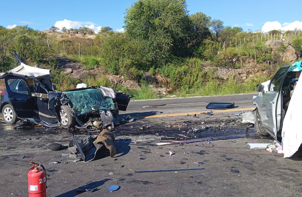 Violento choque frontal en Córdoba: cuatro muertos y un bebé de un año herido