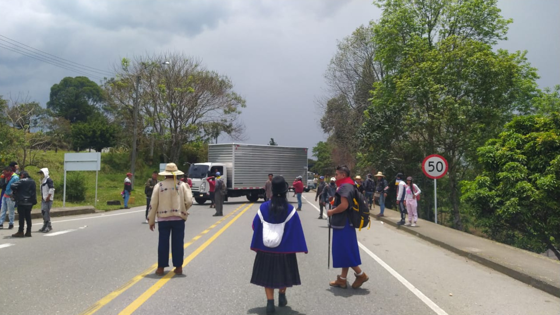 Por unas horas, la comunidad Misak bloqueó el paso en la vía Panamericana en Cajibio (Cauca) para solicitar la presencia de cuatro ministros. Foto: Movimiento de Autoridades Indígenas del Sur Occidente (AISO)