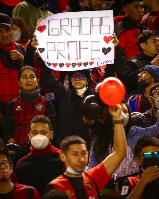 La hinchada de Melgar ya toma las graderías de la UNSA y con muestras de agradecimeinto para Néstor Lorenzo. FOTOS: Movistar Deportes