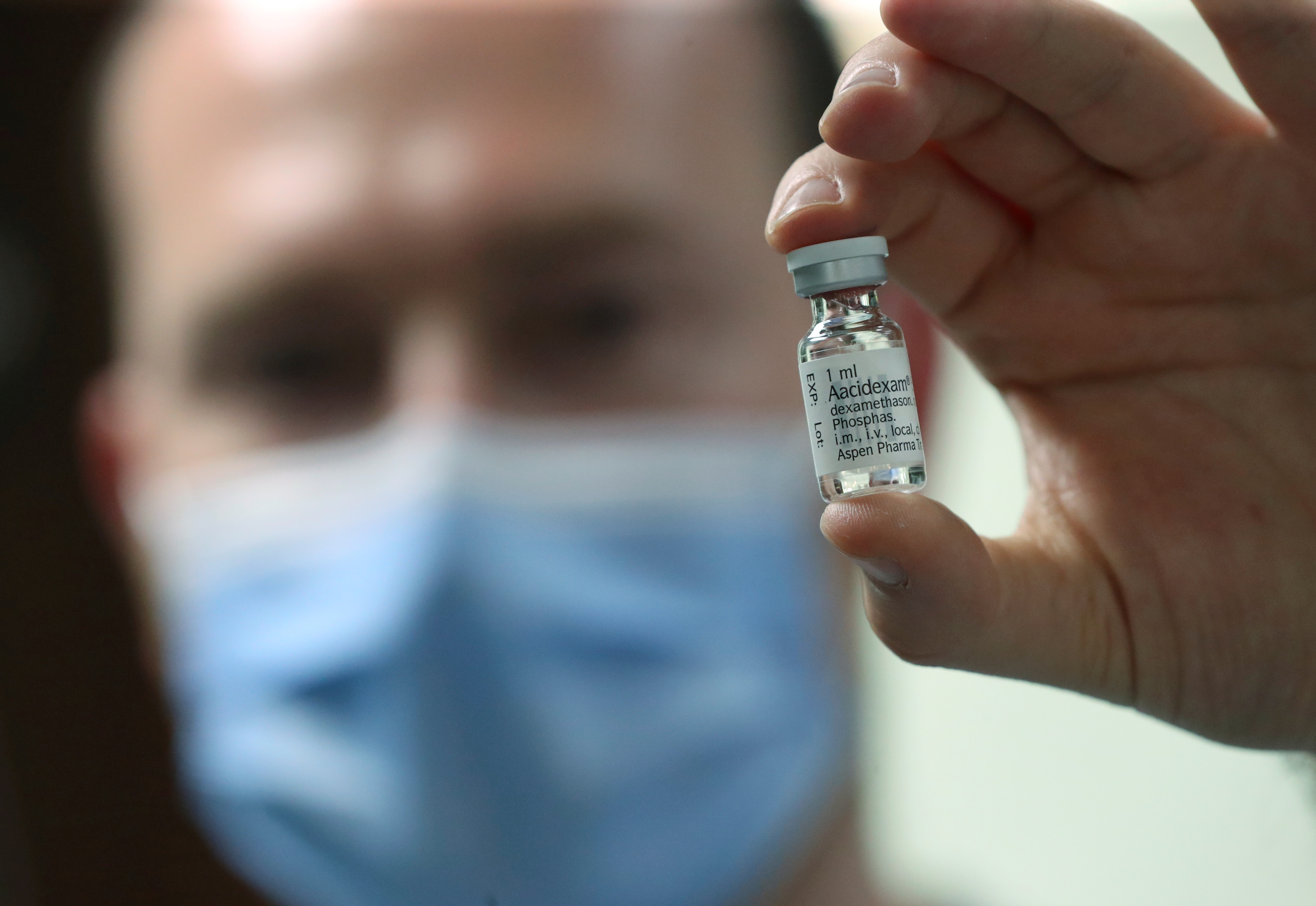 Un farmacéutico sostiene una ampolla de dexametasona, el esteroide que contribuyó a bajar la tasa de mortalidad en pacientes graves con coronavirus, según confirmó un estudio británico. Foto: REUTERS/Yves Herman