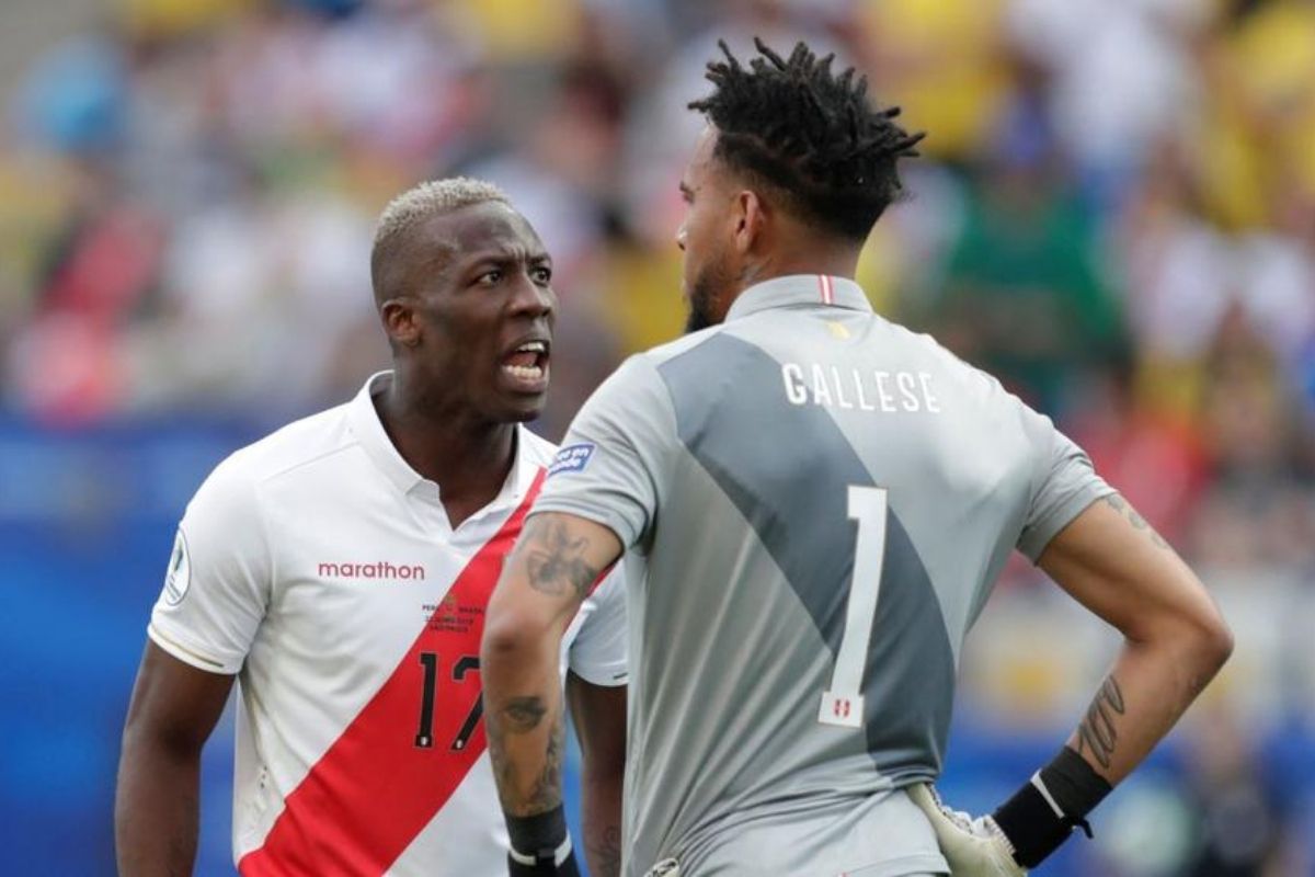 Ambos son parte de los 10 futbolistas que tienen amarilla y pueden perderse partido ante Paraguay. Foto: Conmebol.