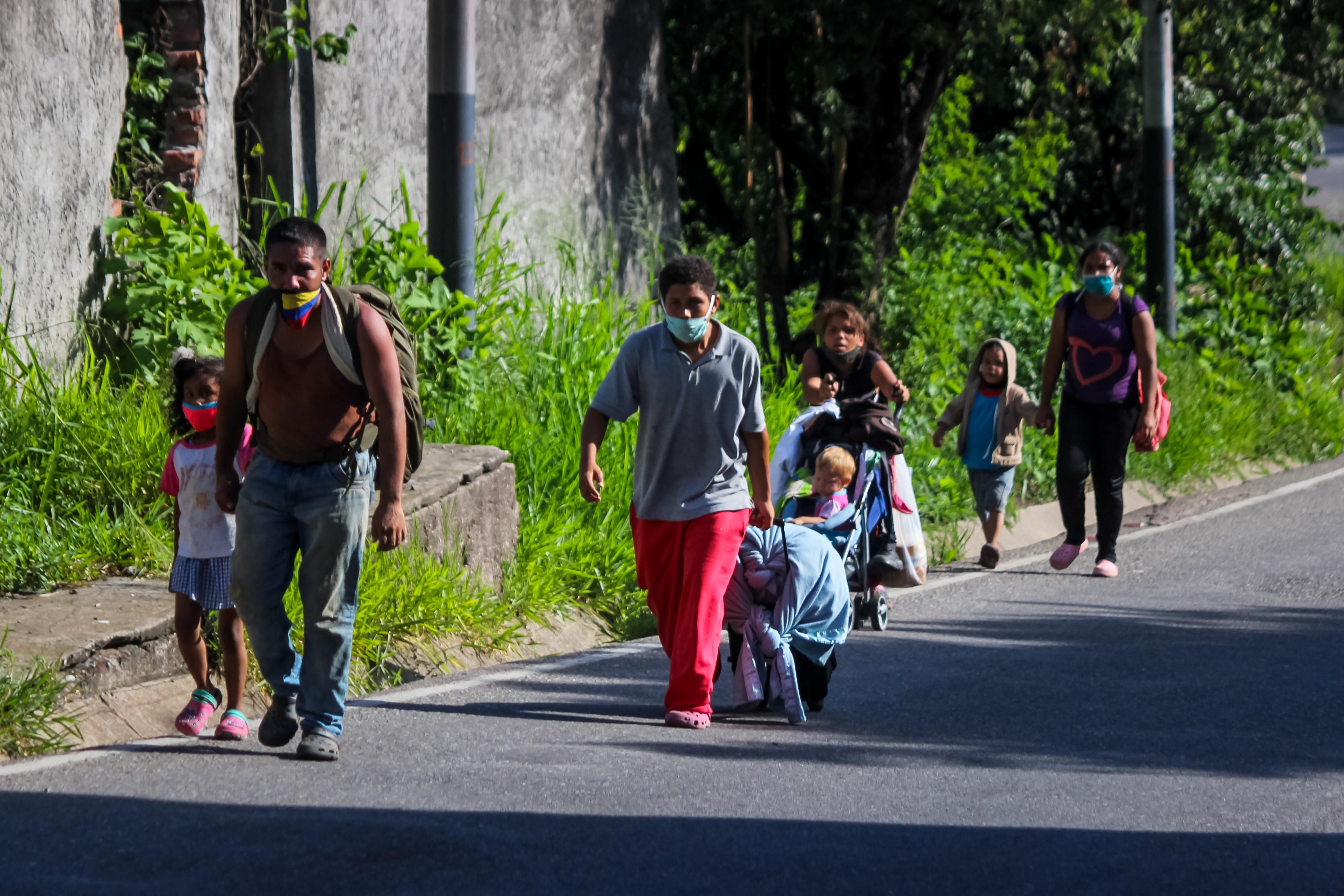 Un grupo de venezolanos camina por una calle con maletas y bolsos, en San Cristóbal, estado Táchira (EFE/ Johnny Parra)
