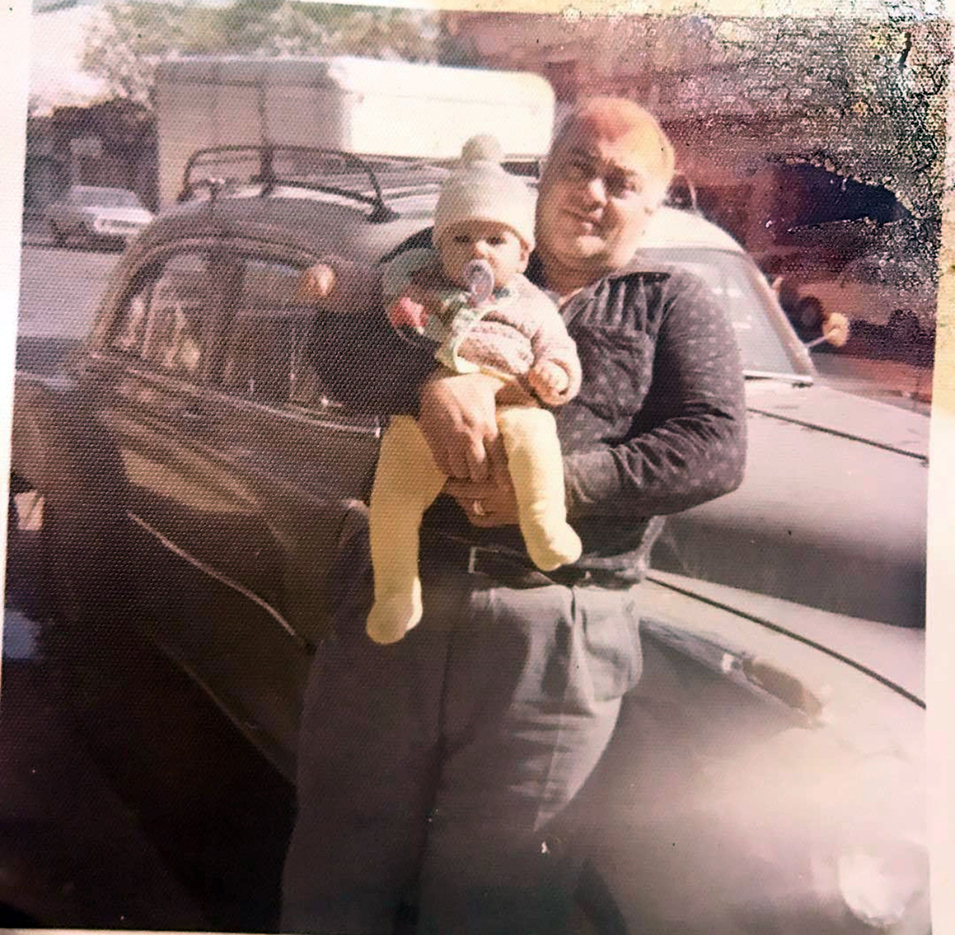 José María Muscari en brazos de su papá, en 1977