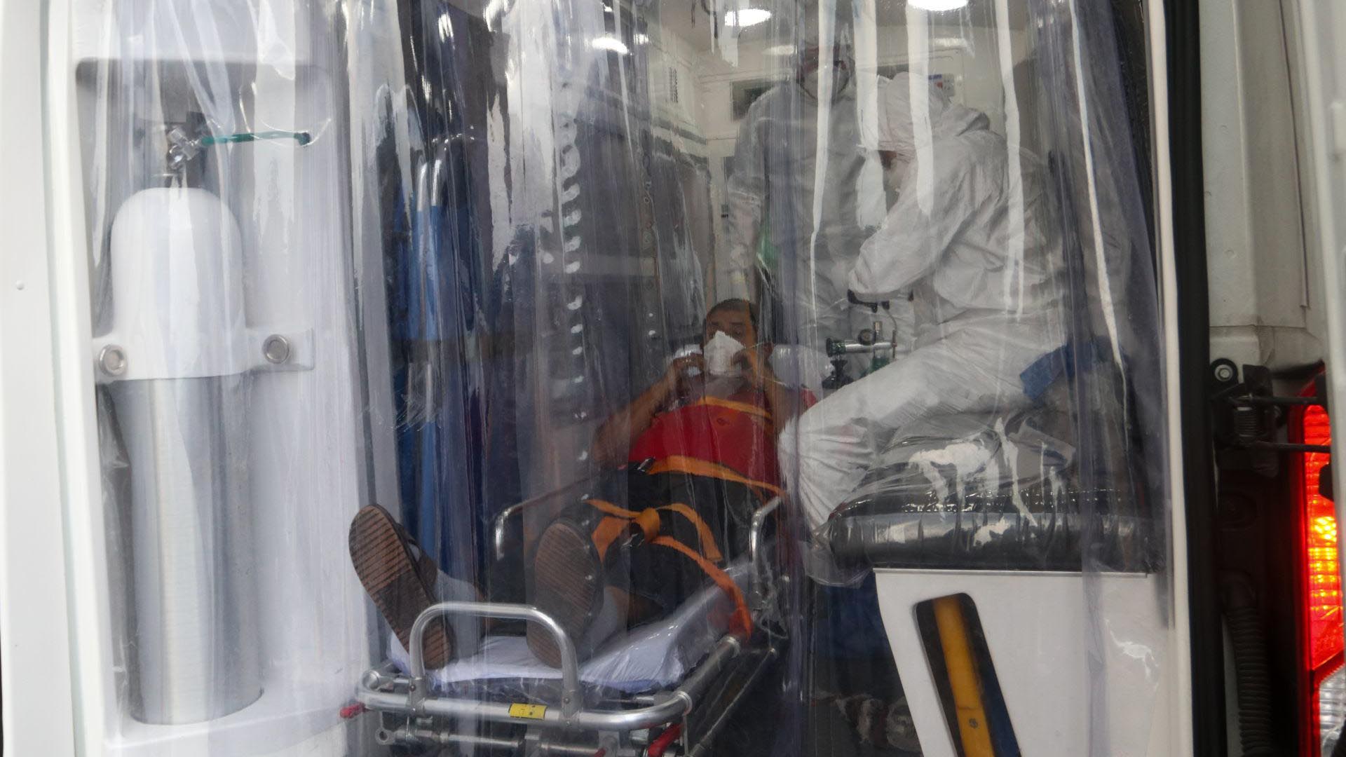 La ambulancia esta también equipada con cubiertas de plástico para en la medida de lo posible mantener a los pacientes aislados del exterior (Foto: Cuartoscuro)