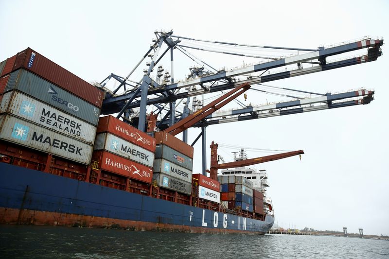 Un barco es cargado con contenedores en una terminal de carga en el puerto de Santos, en Brasil. 16 de septiembre de 2021. REUTERS/Carla Carniel