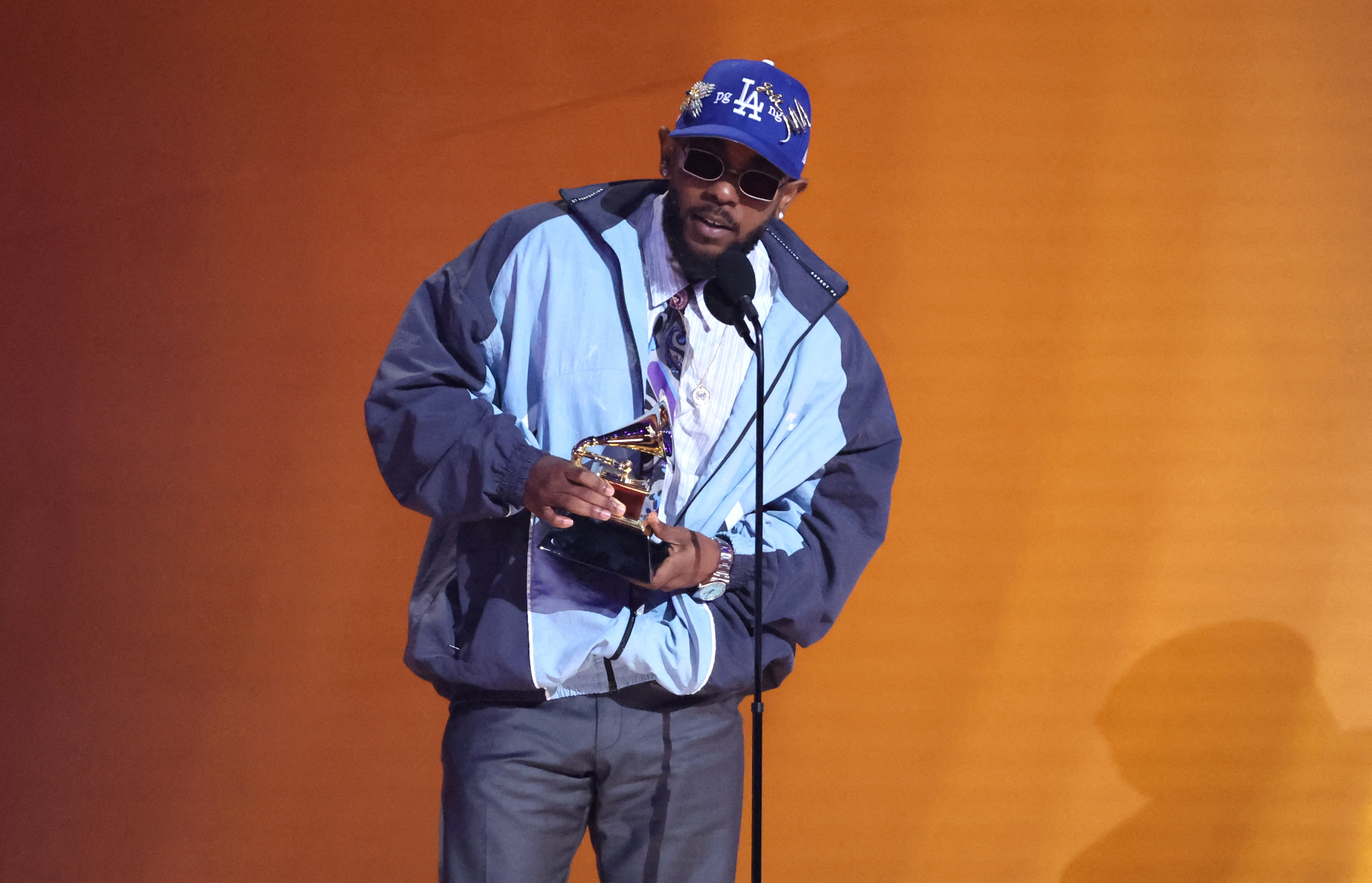 Kendrick Lamar en la reciente entrega de los Grammy, el pasado domingo 5 de febrero, al momento de recibir el premio por "Mejor album de rap" por el disco"Mr. Morale & The Big Steppers" (Foto: REUTERS/Mario Anzuoni)