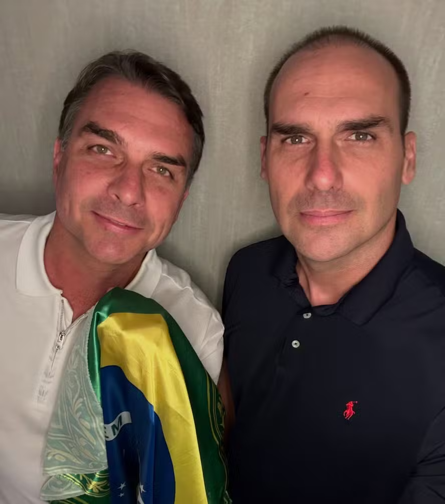 Eduardo Bolsonaro publicó una foto con Flávio tras reencontrarse en EEUU y afirmó: "Incluso desde fuera, no abandonaremos Brasil"