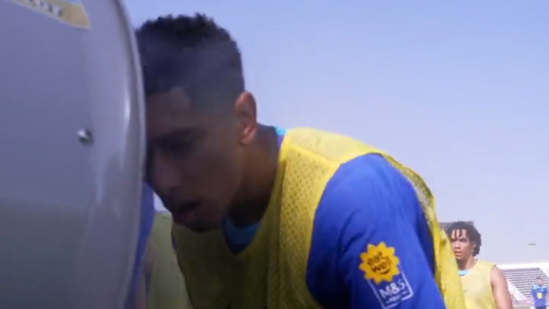 Los jugadores de Inglaterra se refrescaron con un ventilador gigante en el entrenamiento