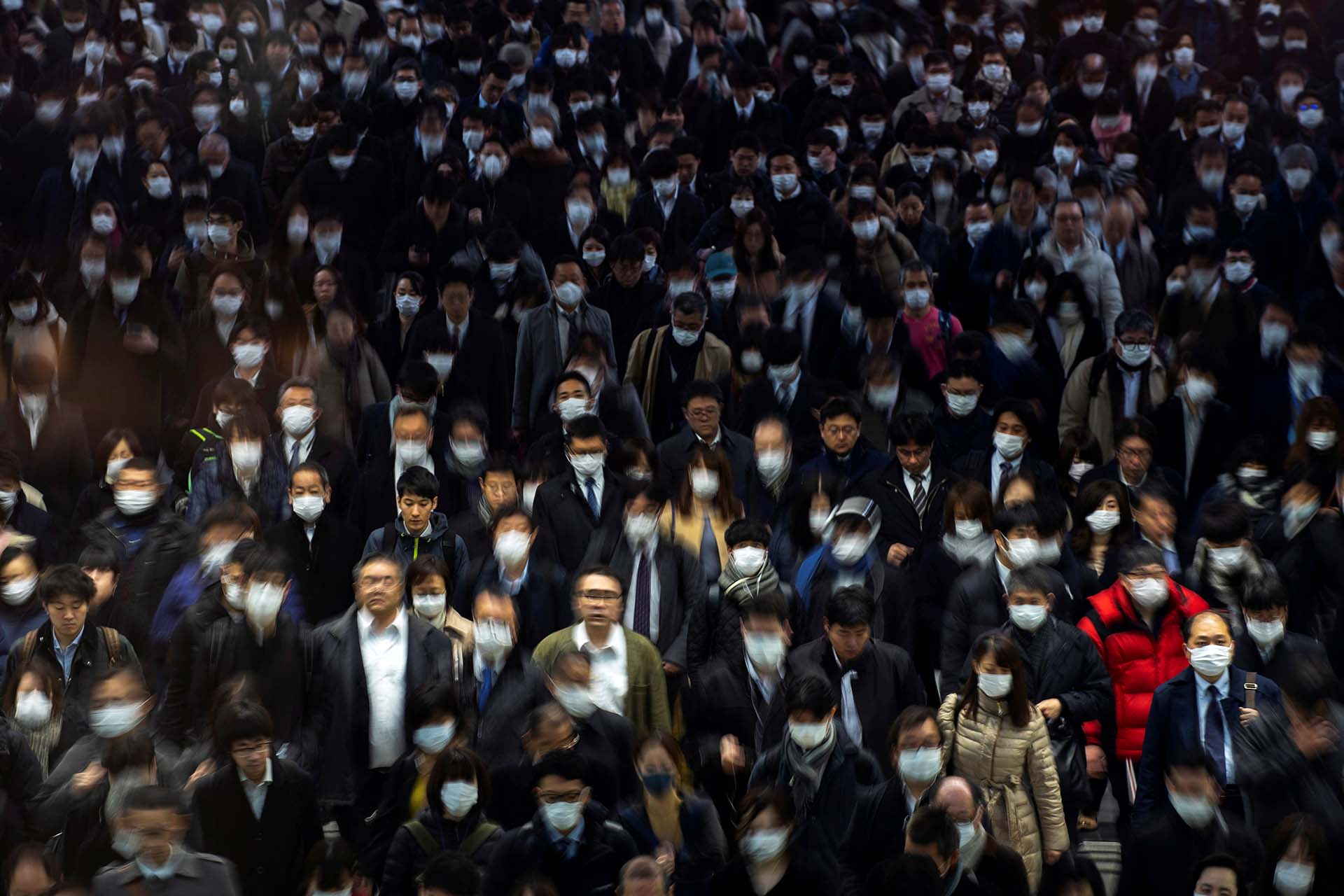 Pasajeros con mascarillas en la estación Shinagawa de Tokio para prevenir el contagio con el covid-19 (2 de marzo) 