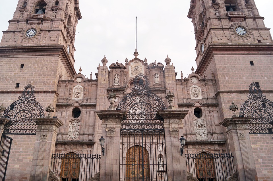Originalmente Pátzcuaro era la sede del obispado en Michoacán, hasta que en 1580 con la edificación de la catedral, cambió a Valladolid, la cual se convirtió también en el centro político y económico de la provincia de Michoacán
(Foto: Pixabay)