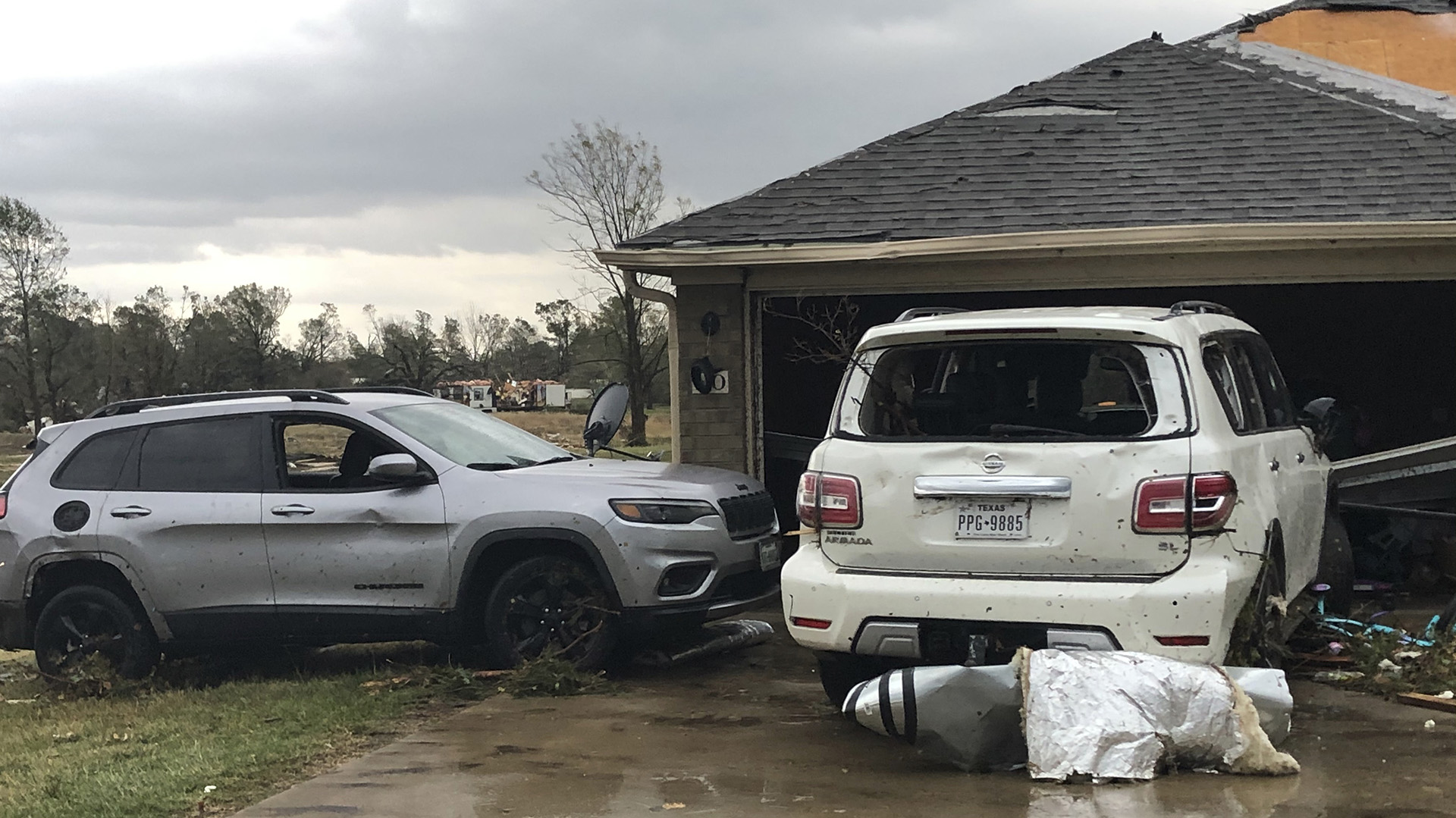 Imagen de dos vehículos dañados tras el paso de tornados en Texas (Jeff Forward/The Paris News via AP)