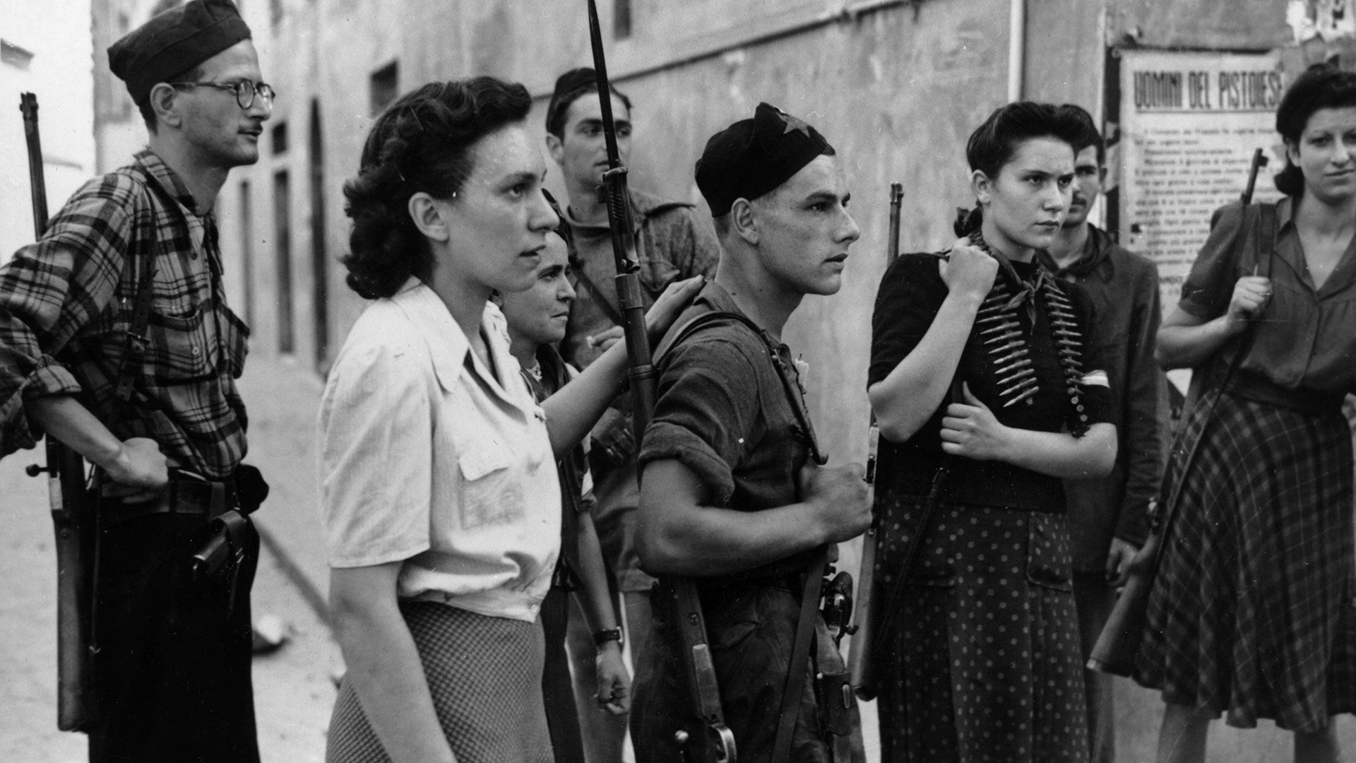 9 de diciembre de 1944: un grupo de partisanas italianas que ayudó a las tropas aliadas a entrar a Pistoia para neutralizar a francotiradores alemanes (Keystone/Getty Images)