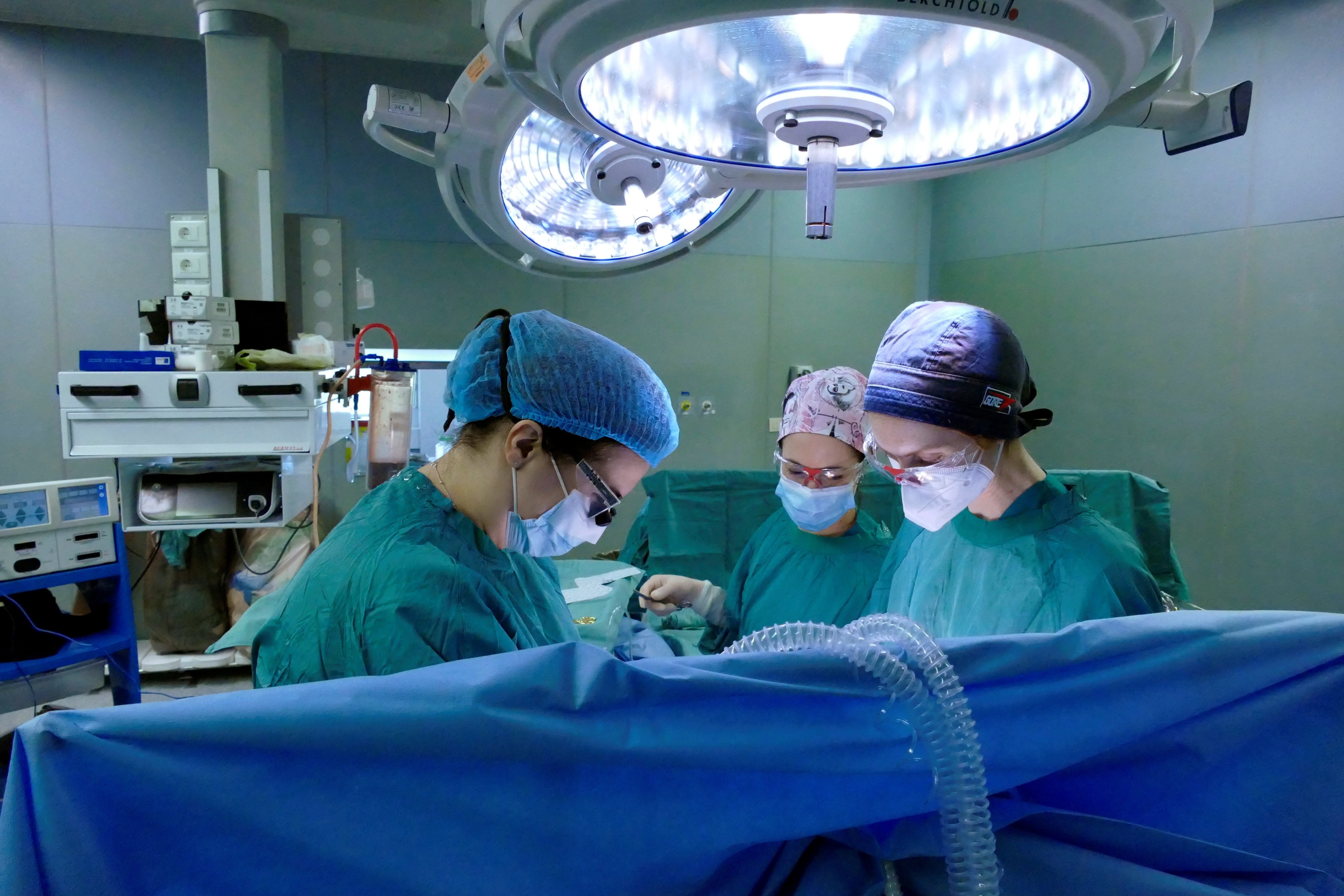 La cirugía tiene una duración de entre 5 y 8 horas, lapso que dependerá de las complejidades técnicas y médicas que se planteen durante la intervención
EFE/ Universidad De La Sapienza De Roma
