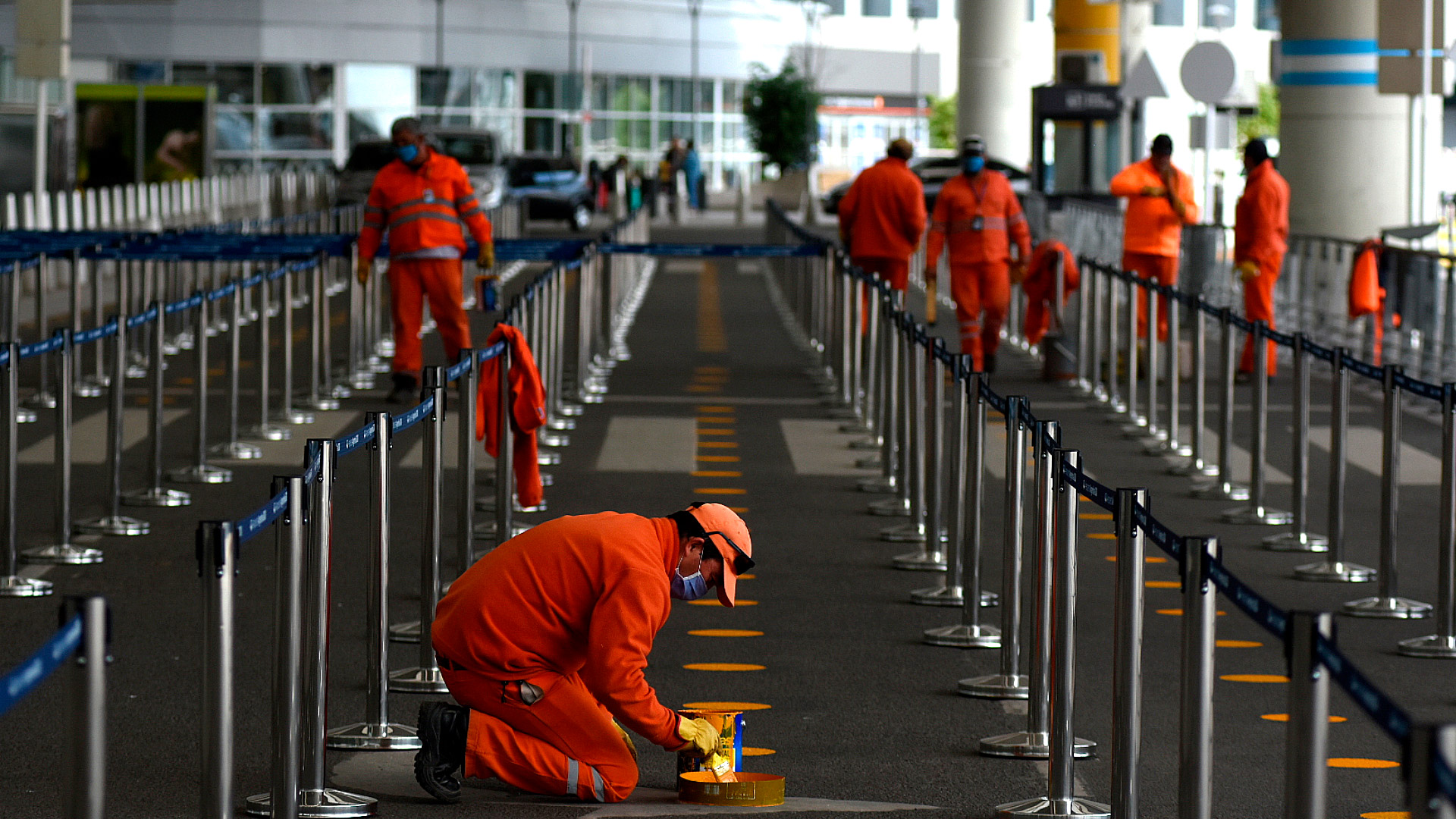 Si se completa la capacidad interior, las filas continuarán afuera, bajo el techo exterior de la terminal