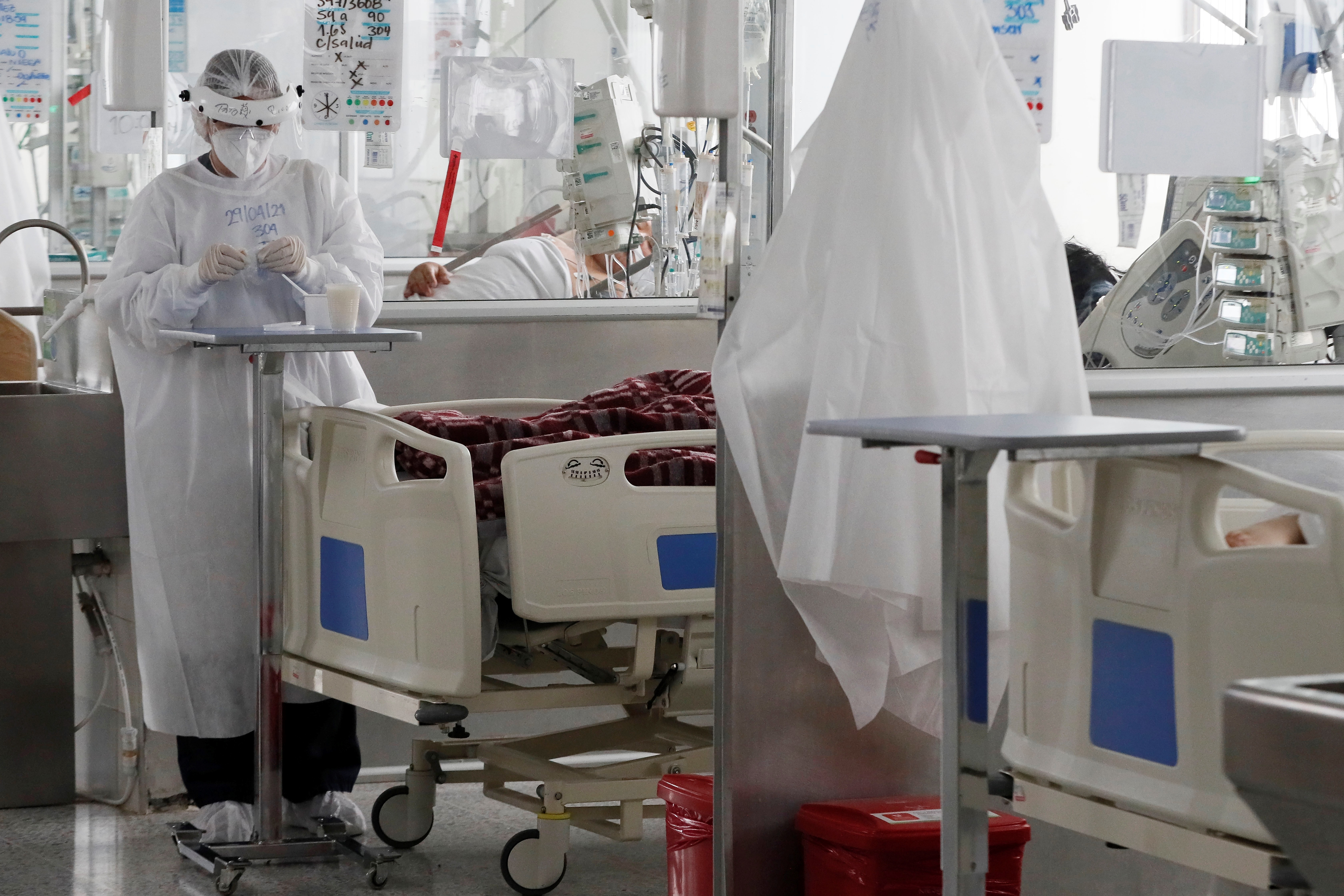 Personal médico trabaja en una unidad de cuidados intensivos para enfermos de covid-19 en el Hospital El Tunal, en una fotografía de archivo. EFE/ Carlos Ortega
