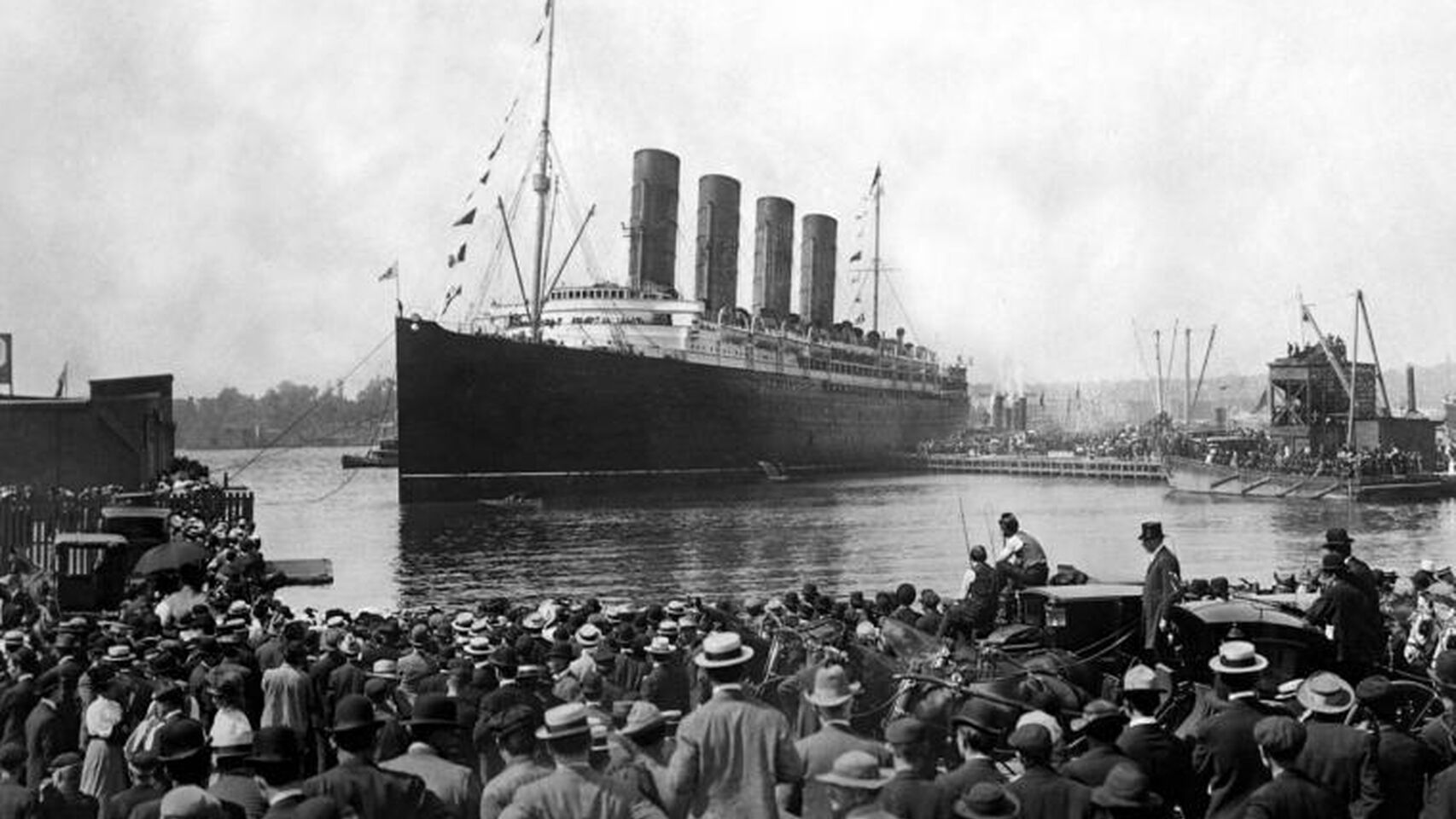 El Titanic, en su partida desde el puerto de Southampton el 10 de abril de 1912 (Foto: Twitter@anapinan)