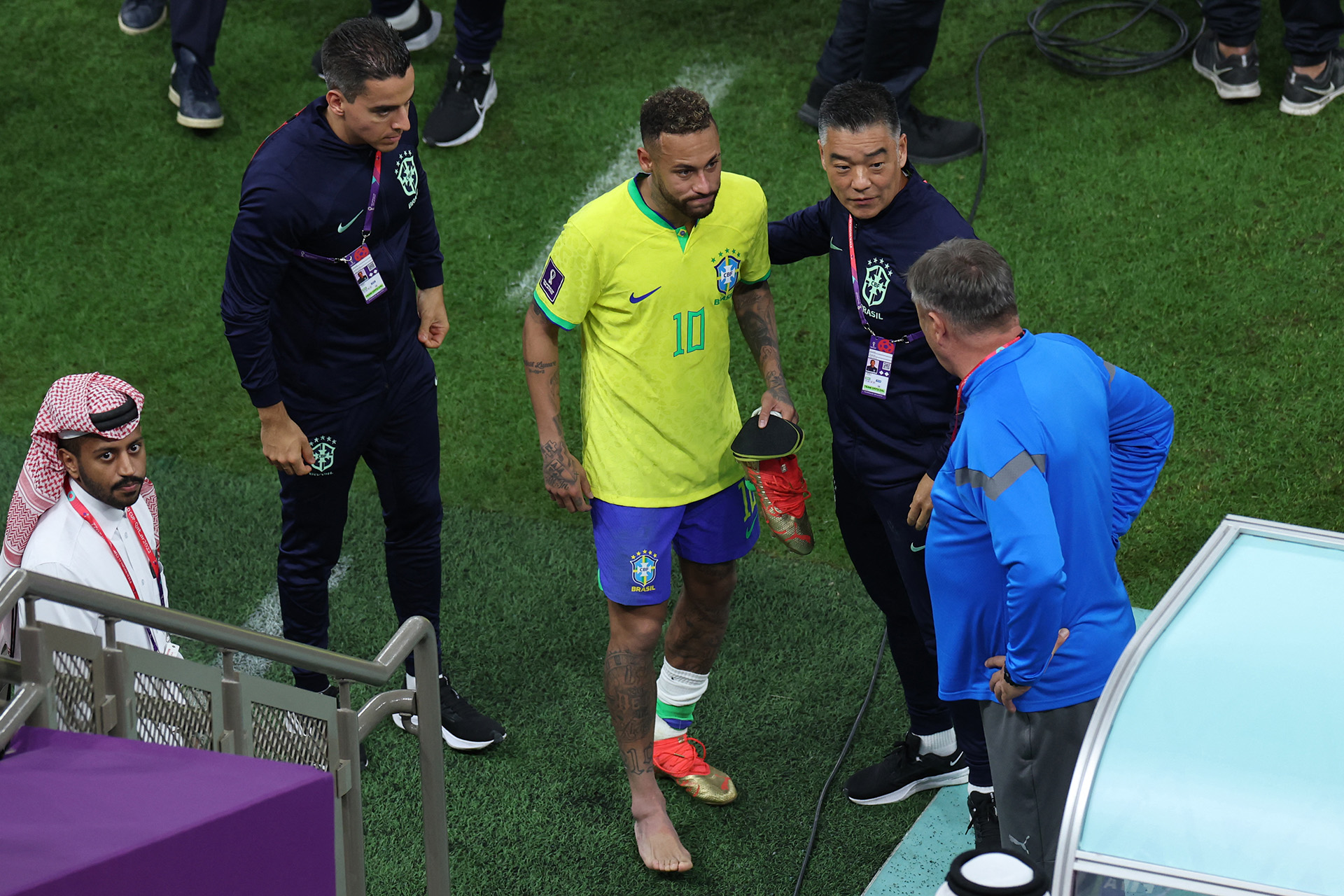 Neymar se retira del campo de juego en Lusail con un fuerte dolor en su tobillo derecho (Photo by Giuseppe CACACE / AFP)