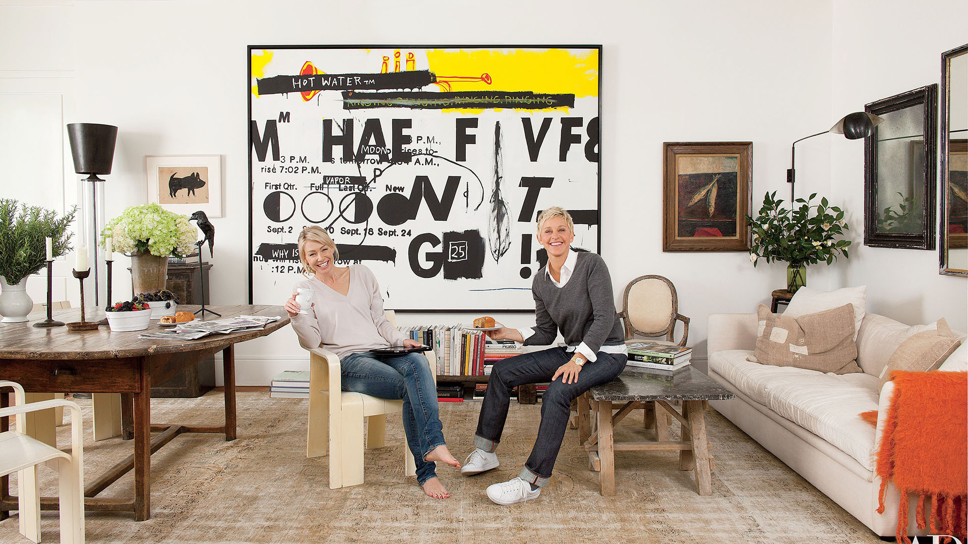 Ellen DeGeneres y su pareja Portia de Rossin. Detrás una obra de Andy Warhol en colaboración con Jean-Michel Basquiat