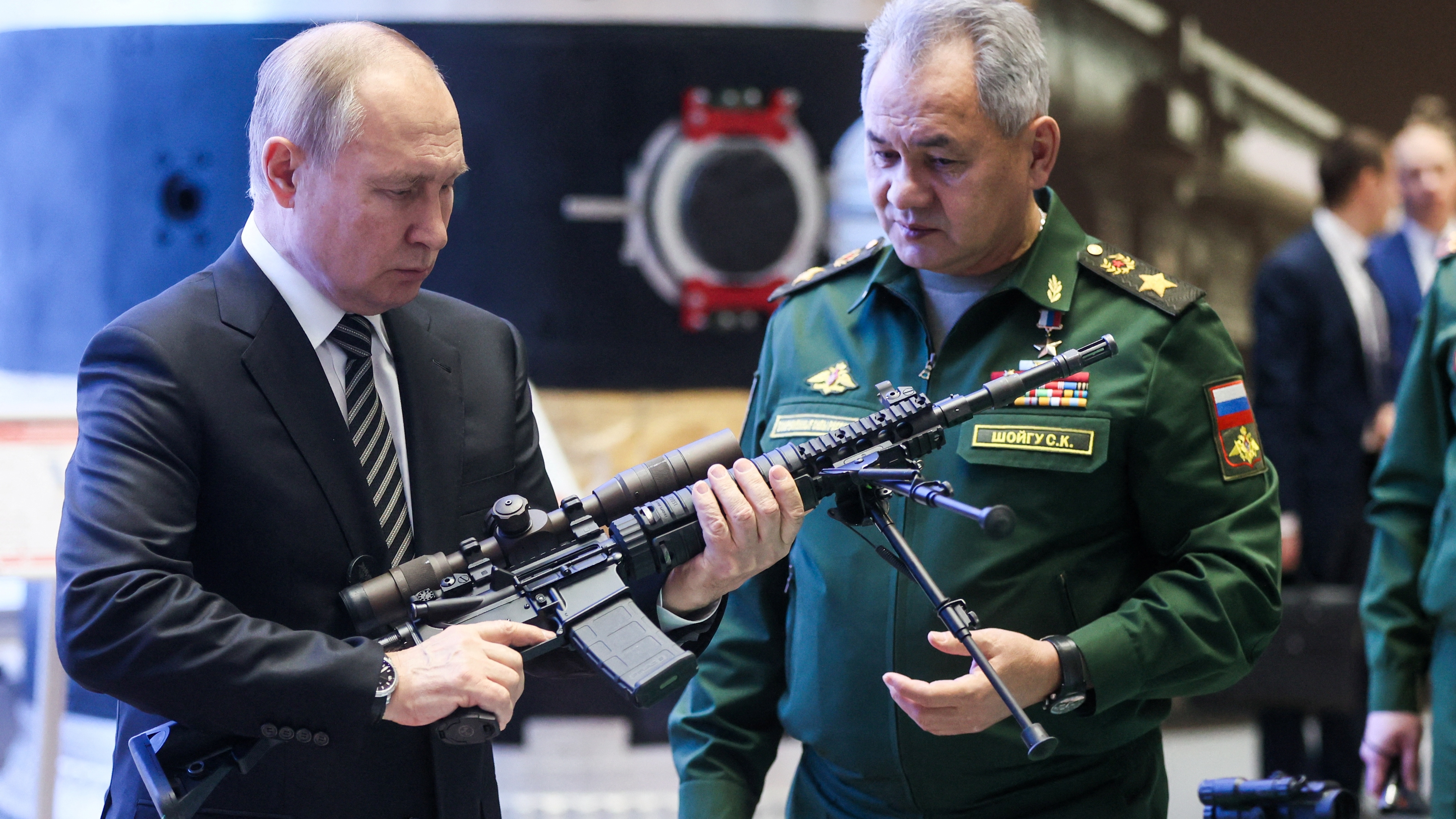 El presidente ruso Vladimir Putin y el ministro de Defensa Sergei Shoigu