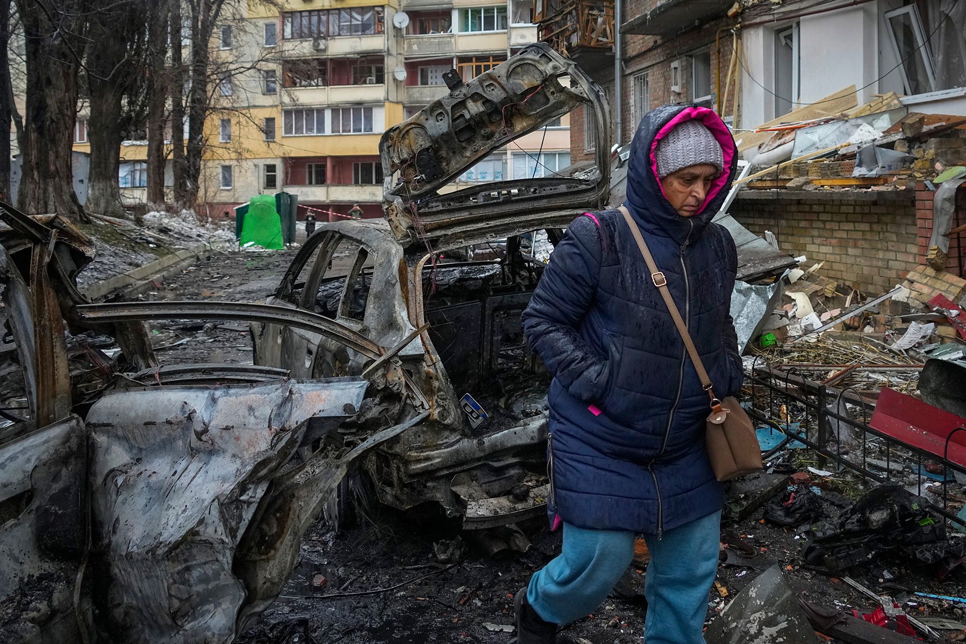 Una mujer camina frente a una casa dañada durante el bombardeo ruso en la ciudad de Vyshgorod, en las afueras de la capital, Kiev, Ucrania, el jueves 24 de noviembre de 2022. Alrededor del 70% de la capital ucraniana quedó sin electricidad el jueves por la mañana después de que Moscú lanzara otro misil devastador. bombardeo de la infraestructura energética de Ucrania, dijo el alcalde de Kyiv. (Foto AP/Efrem Lukatsky)


