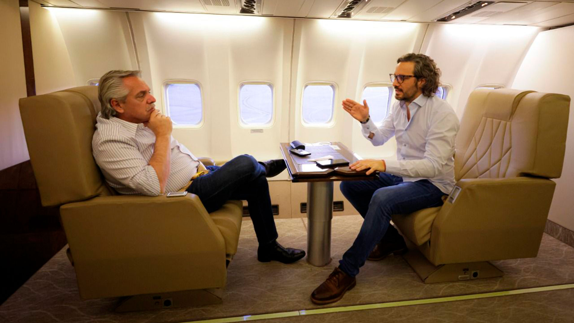 Alberto Fernández y Santiago Cafiero durante un viaje oficial a Colombia para participar de la asunción presidencial de Gustavo Petro