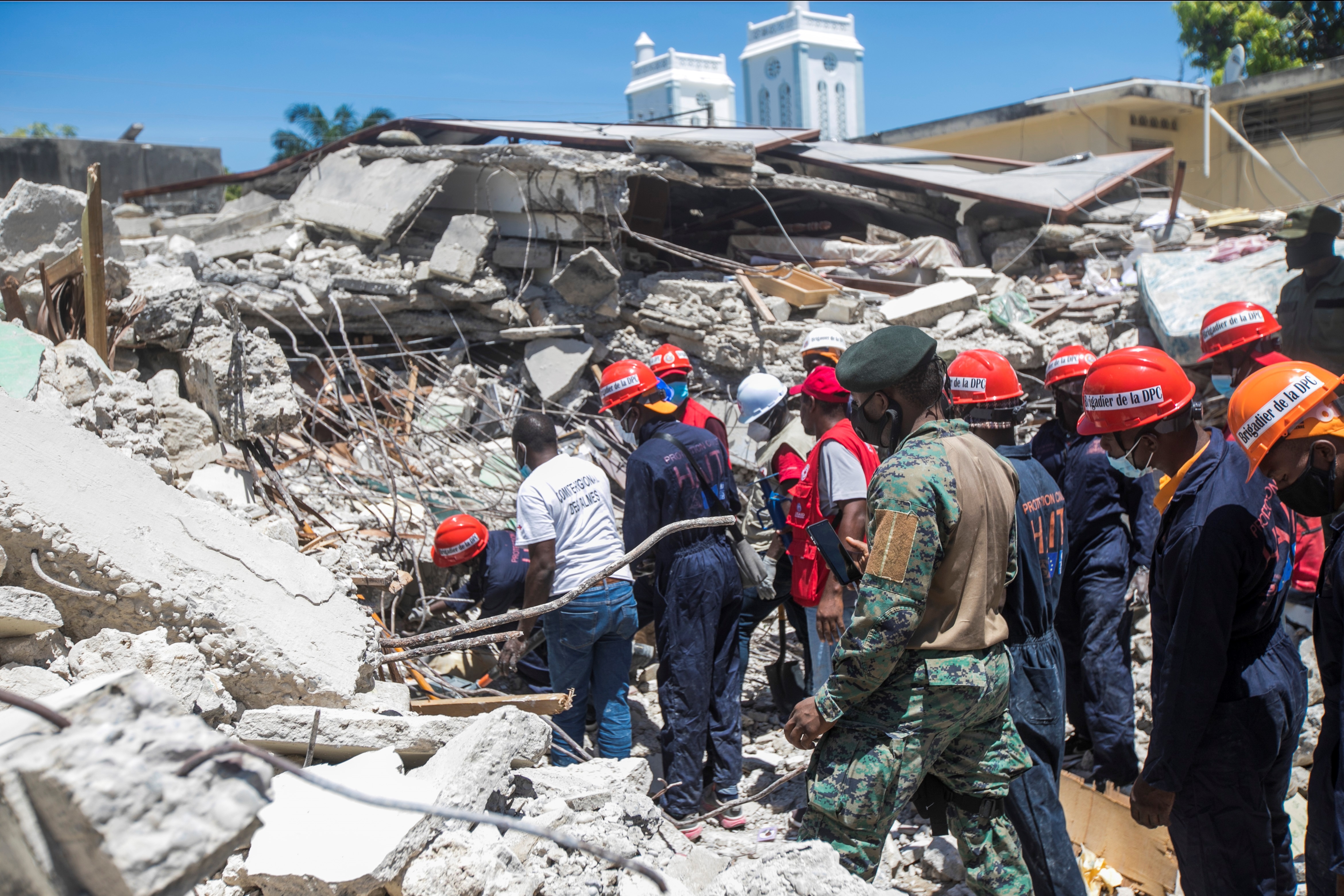 Personal realiza trabajos de remoción de escombros, búsqueda y rescate tras el terremoto registrado este sábado en Haití, hoy, en Les Cayes (Haití). EFE/ Ralph Tedy Erol
