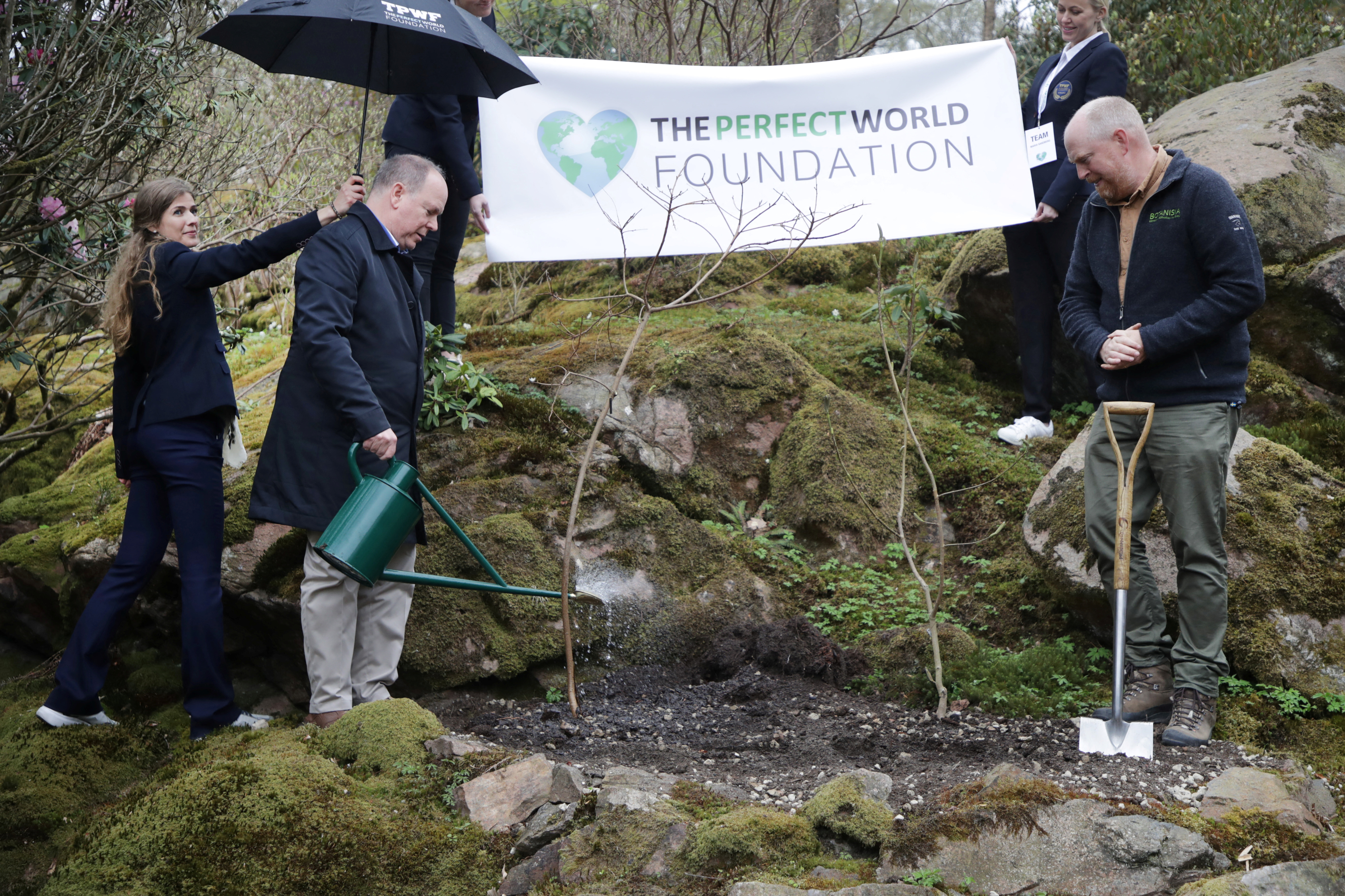 El Príncipe Alberto II de Mónaco riega un árbol después de plantarlo en el "Bosque Attenborough" del Jardín Botánico de Gotemburgo, la iniciativa global de plantación de árboles de la Fundación Mundo Perfecto, en Gotemburgo, Suecia (REUTERS)
