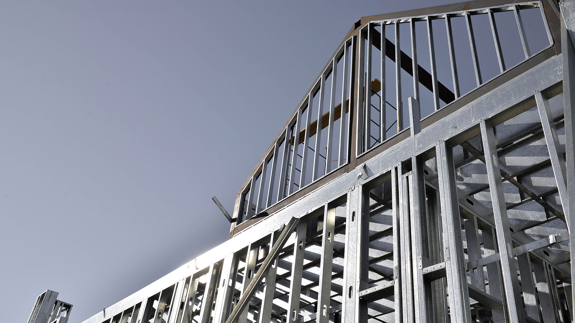 Las estructuras de perfiles de acero galvanizado son montables y desmontables, adaptándose a espacios abiertos y cerrados, además, al ser trasladables por partes y 100% reutilizables