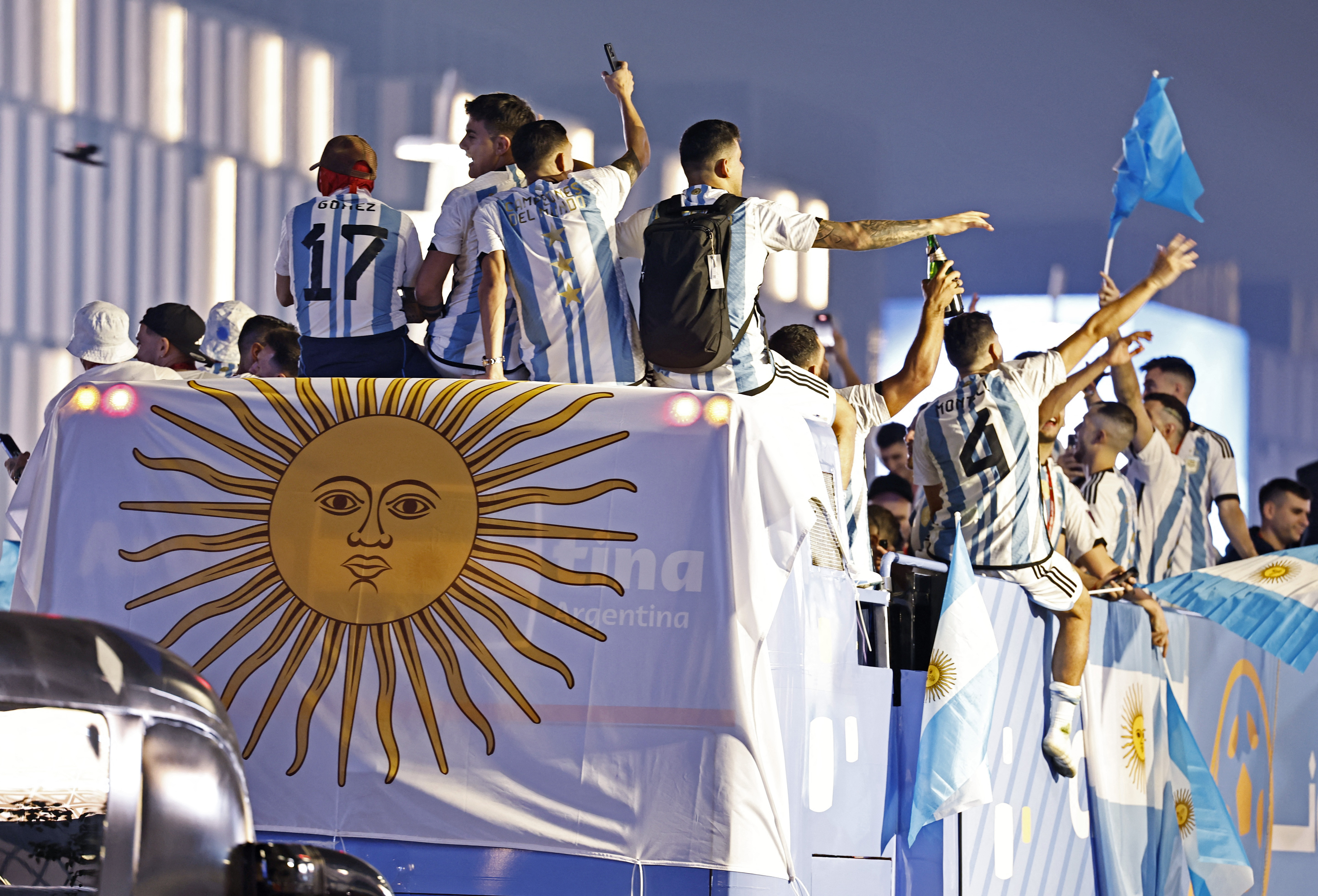 El plantel argentino aprovechó la recorrida victoriosa por las calles de Qatar para sacarse selfies o transmitirle desde sus celulares a los familiares que aún estaban en el estadio 