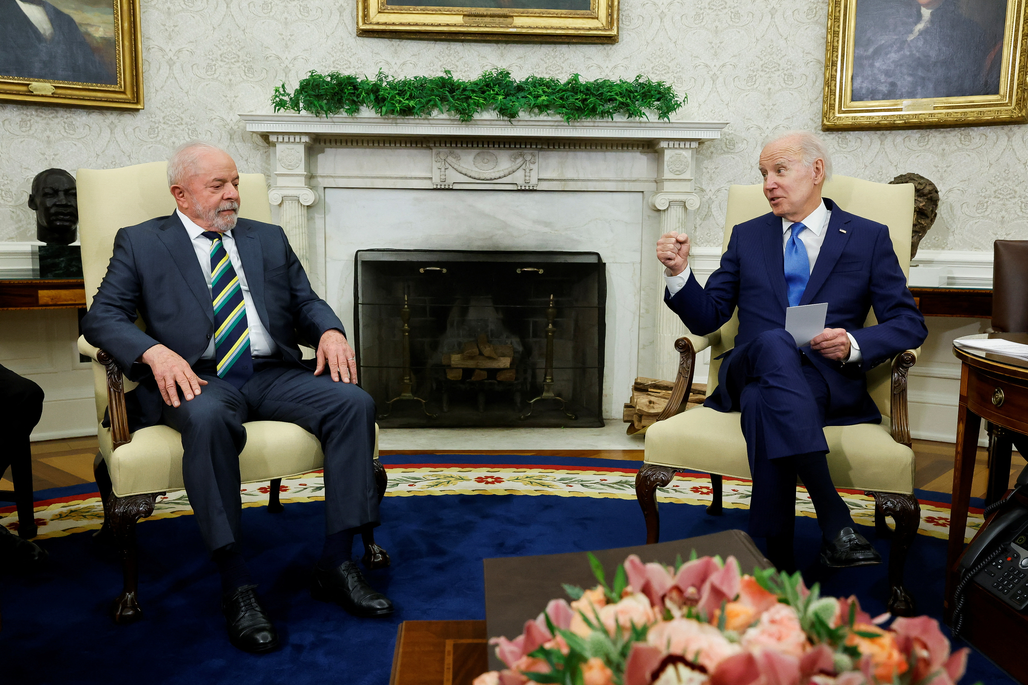 El presidente estadounidense, Joe Biden, y el presidente brasileño, Luiz Inacio Lula da Silva, se reúnen en el Despacho Oval de la Casa Blanca en Washington, Estados Unidos, el 10 de febrero de 2023.  REUTERS/Jonathan Ernst