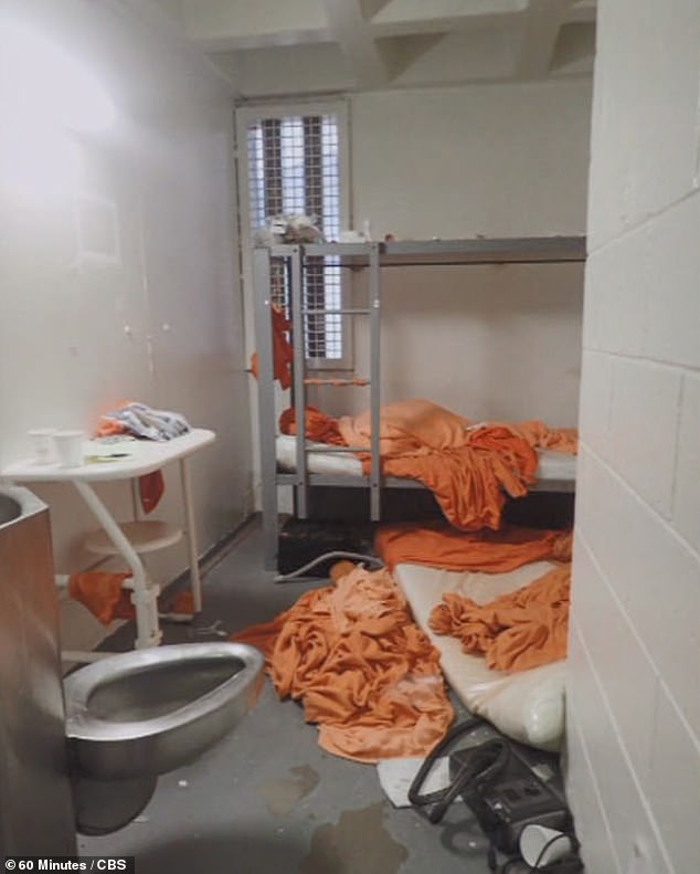 Así quedó la celda de Jeffrey Epstein en el Metropolitan Correctional Center de Manhattan, donde su cuerpo apareció sin vida con signos de haber cometido un suicidio (Gentileza 60 Minutes / CBS)
